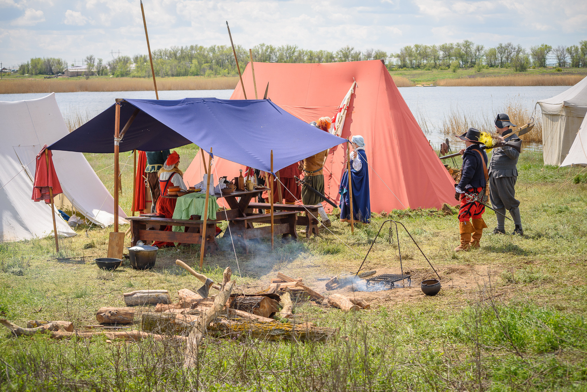 Исторический лагерь на берегу озера
