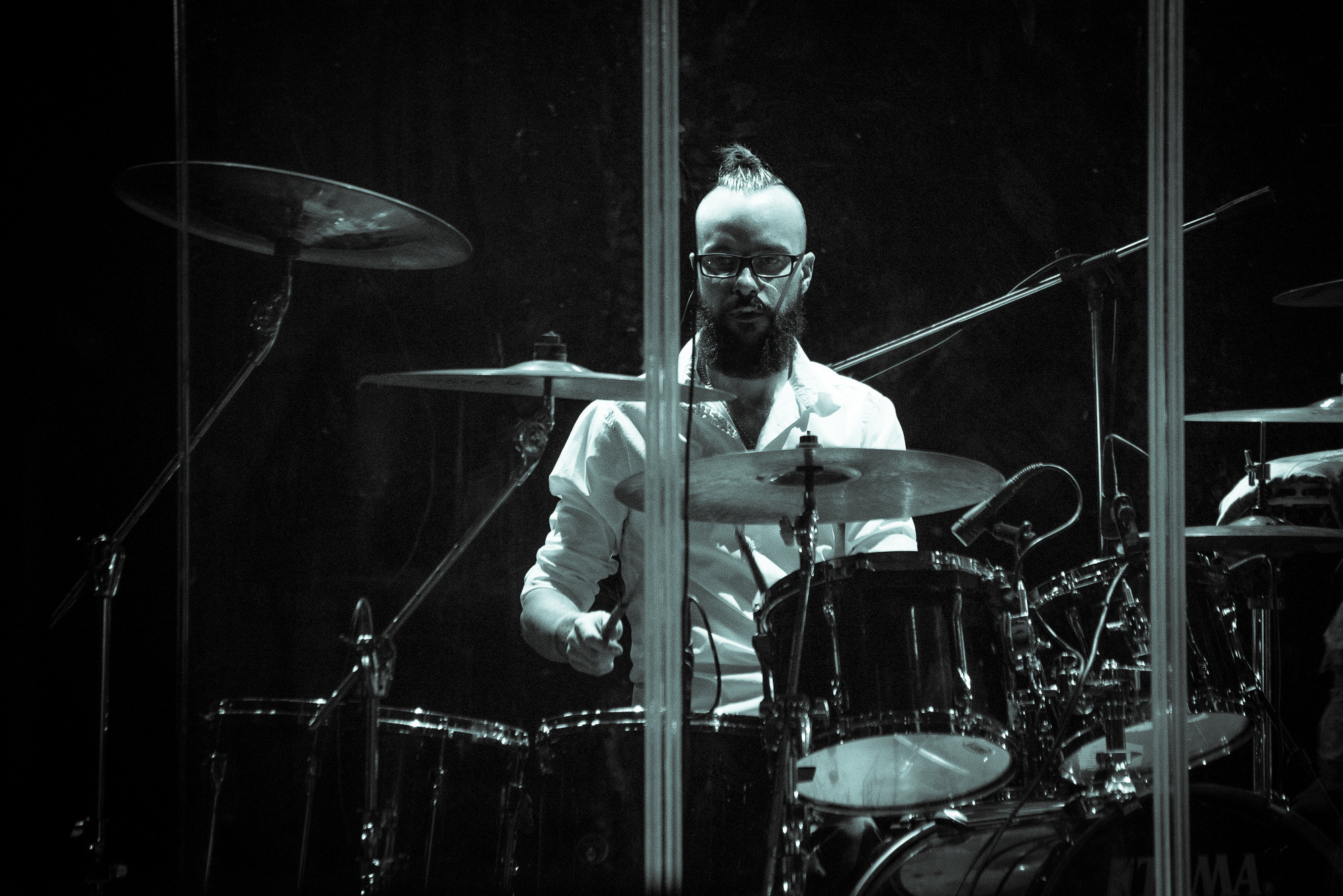 Барабанщик группы "Пелагея" Дмитрий Зеленский за барабанной установкой на концерте