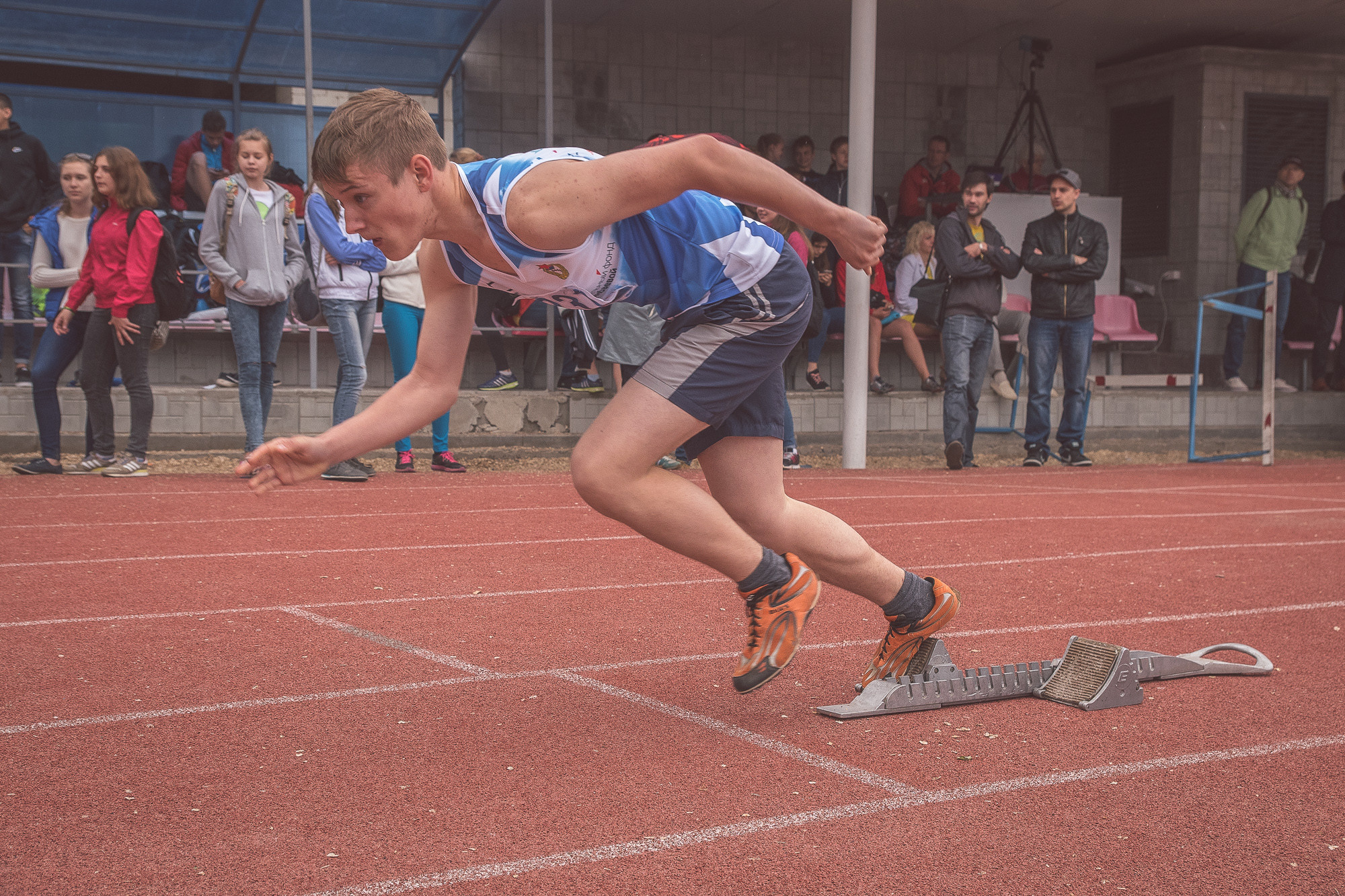 Спортсмен начинает забег