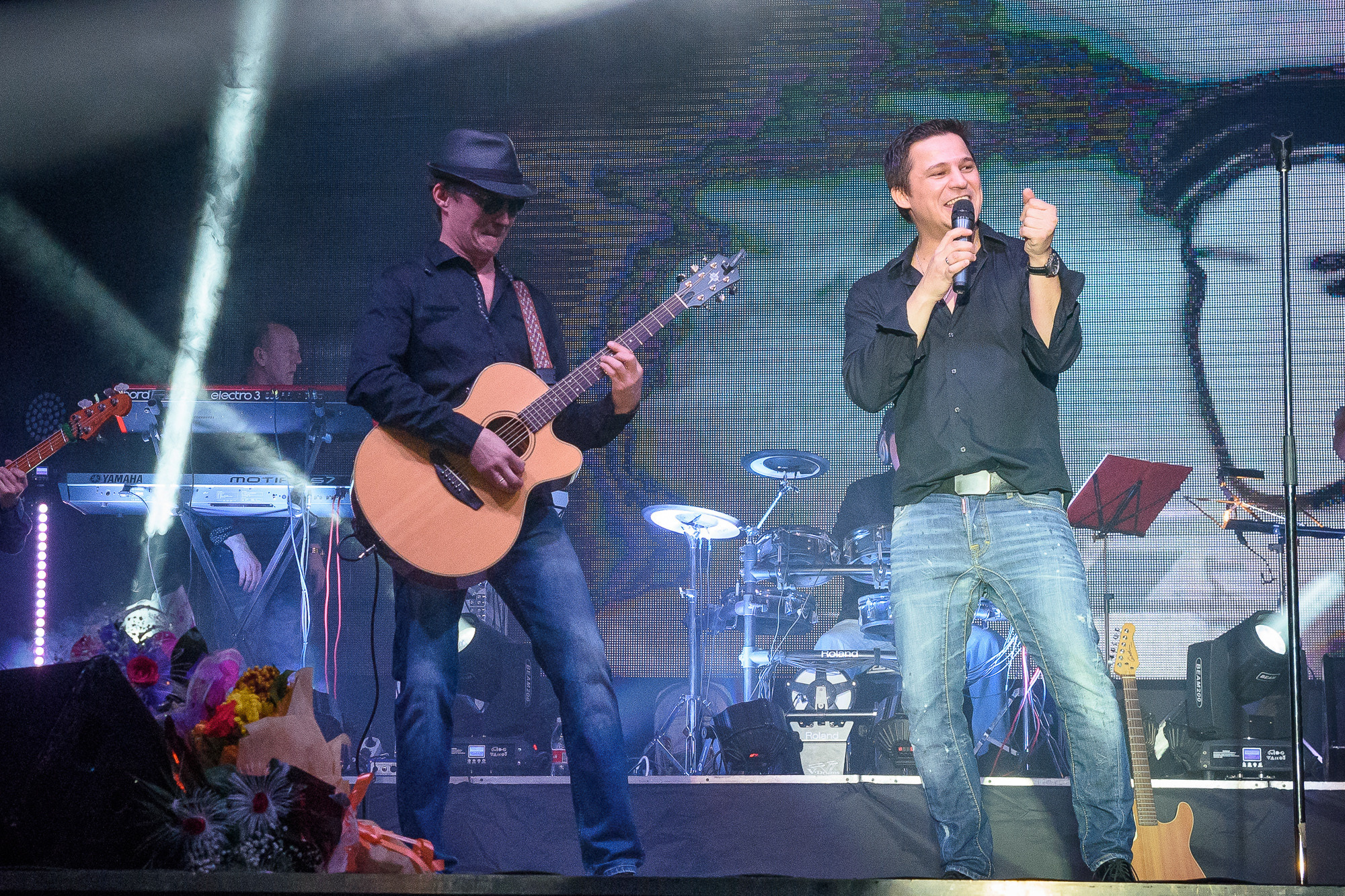 Максим Олейников и гитарист с гитарой