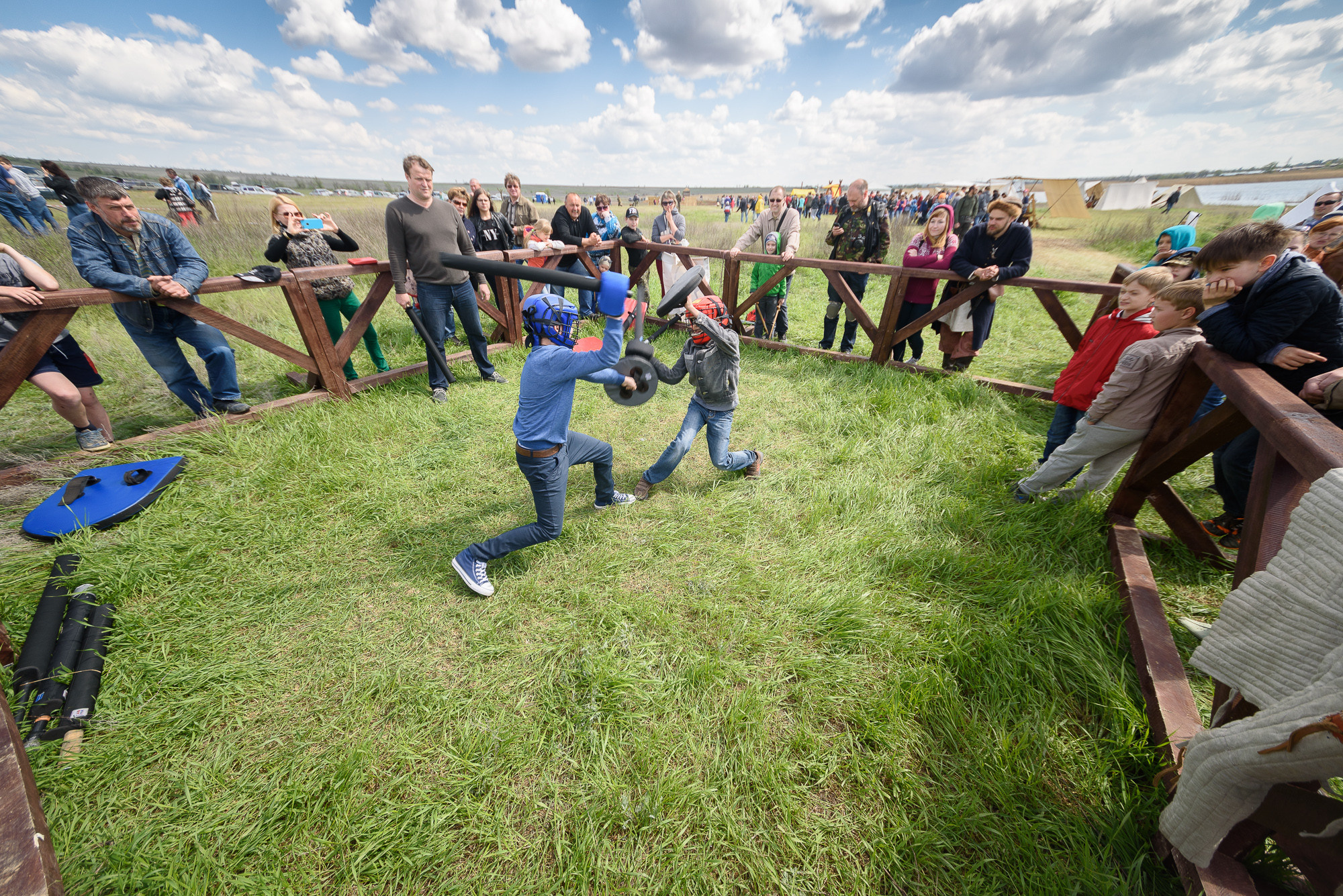 Дети сражаются на импровизированном ринге в поле