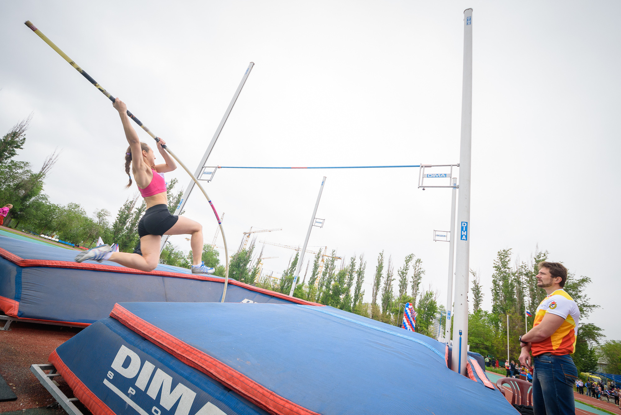 Девушка с шестом перелетает планку