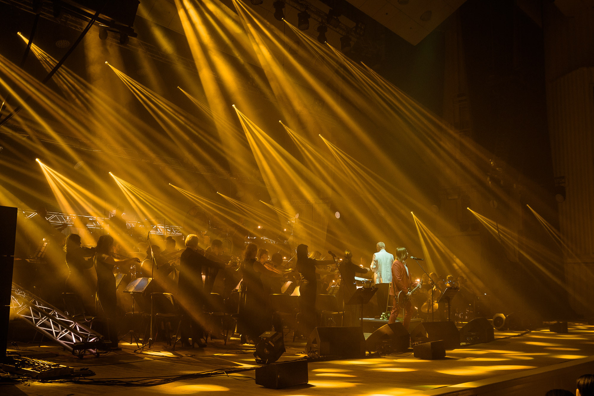 Симфонический оркестр в лучах софитов