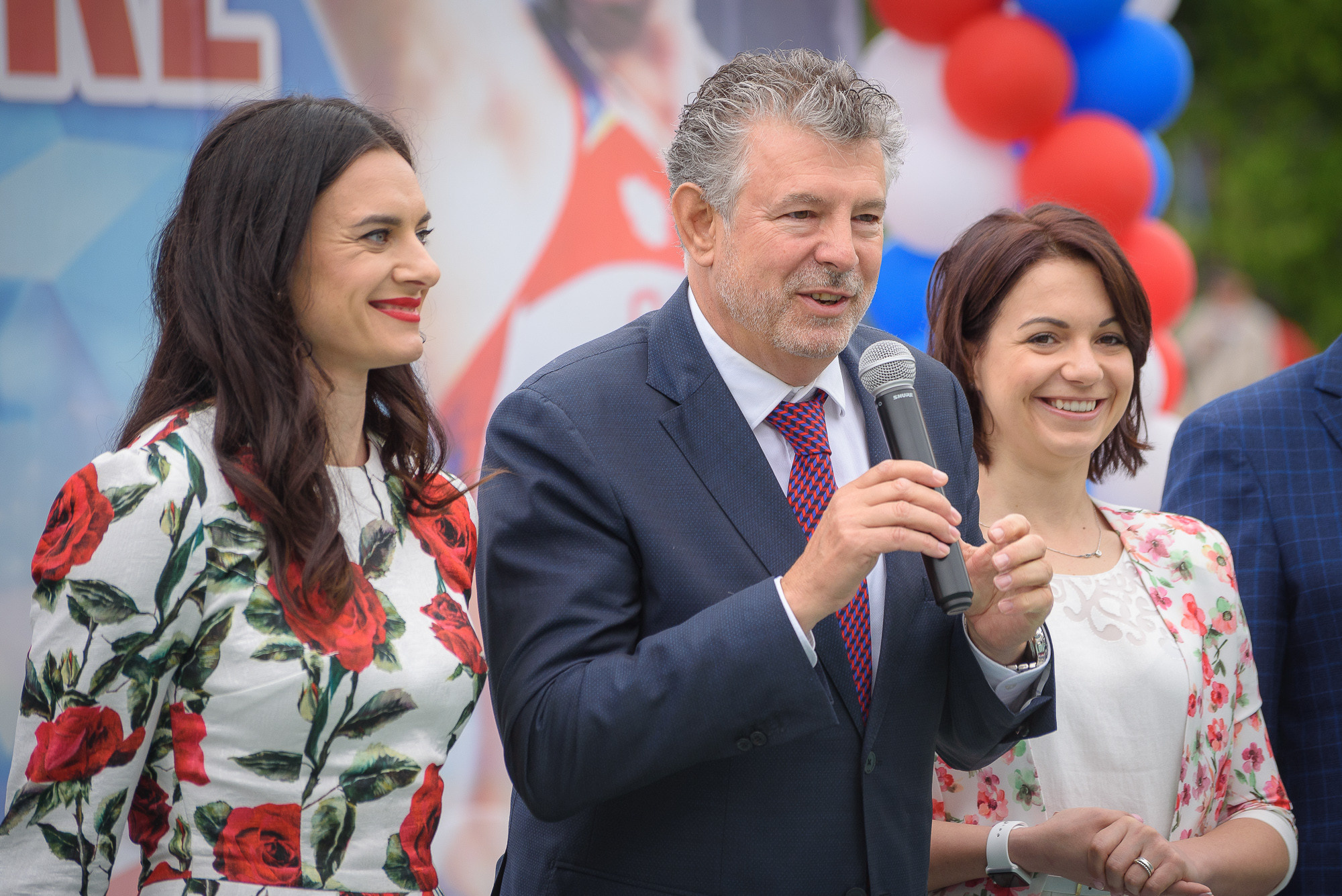 Президент фонда «Мир и спорт» Жоэль Бузу с Еленой Исинбаевой на открытии легкоатлетических соревнований