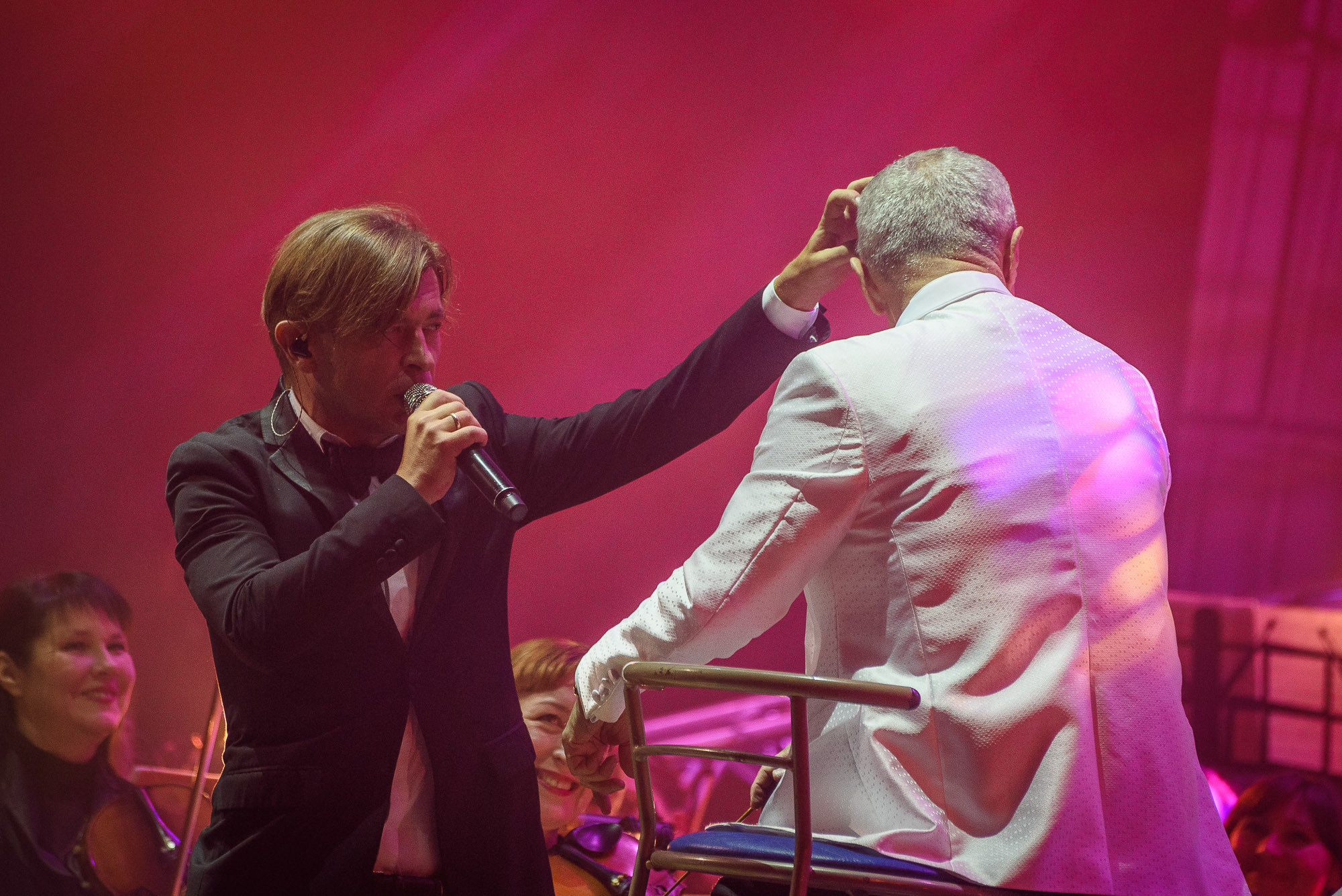 Лёва Би-2 чешет голову дирижёру