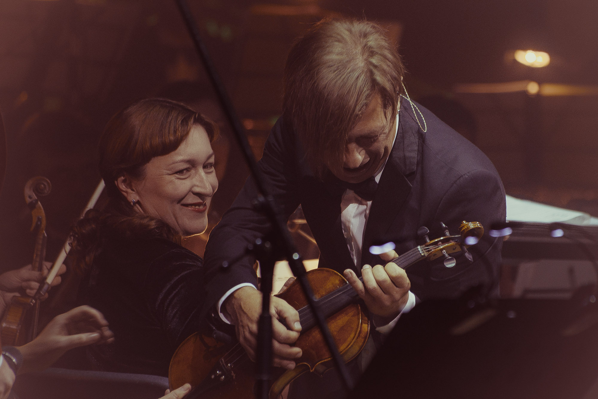 Лёва Би-2 играет на скрипке