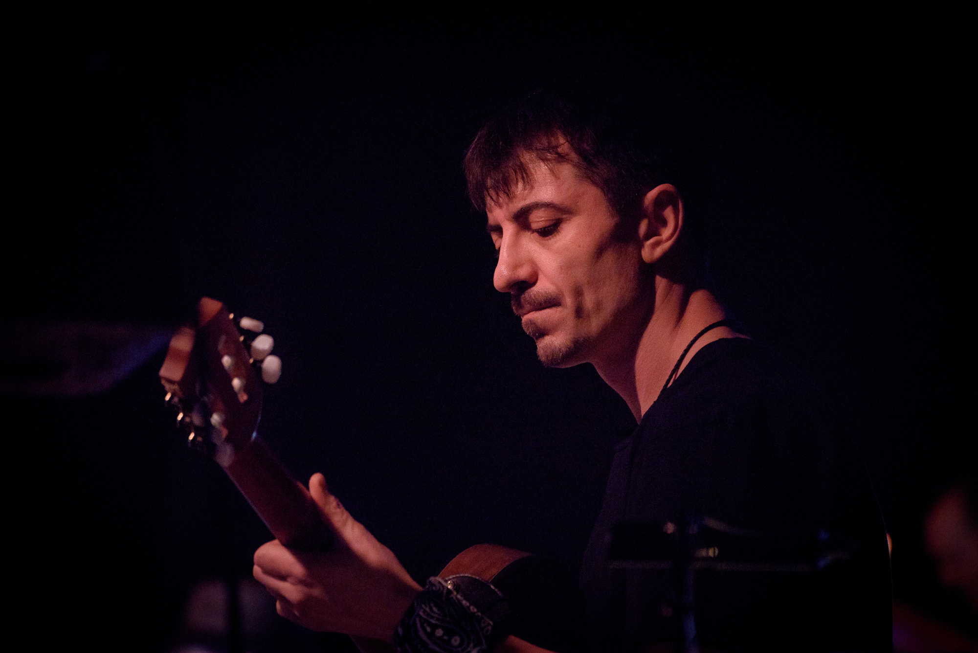 Мужчина играет на гитаре