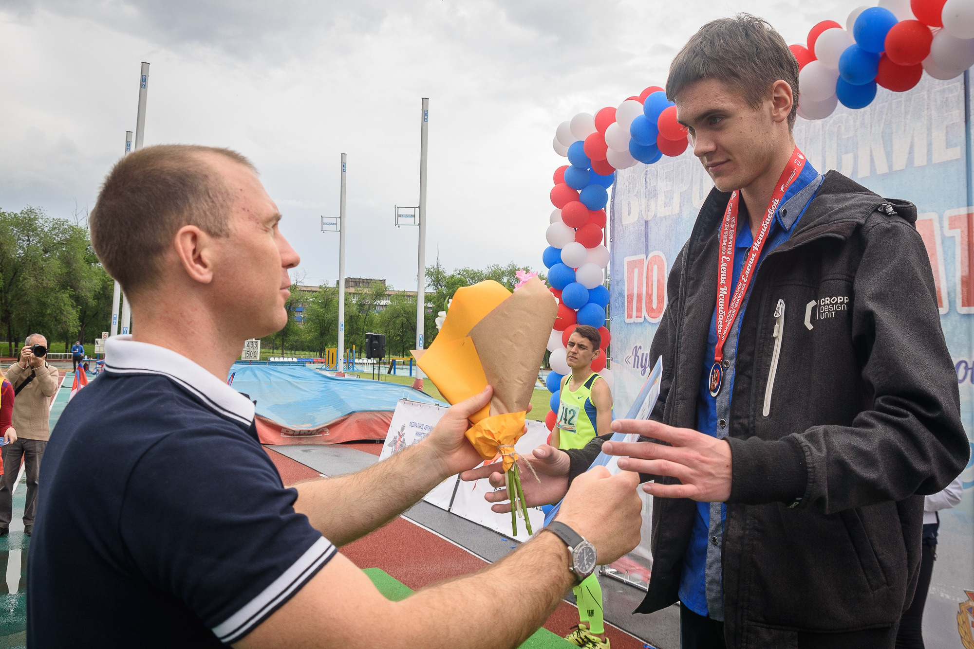 Максим Опалев награждает победителя соревнований