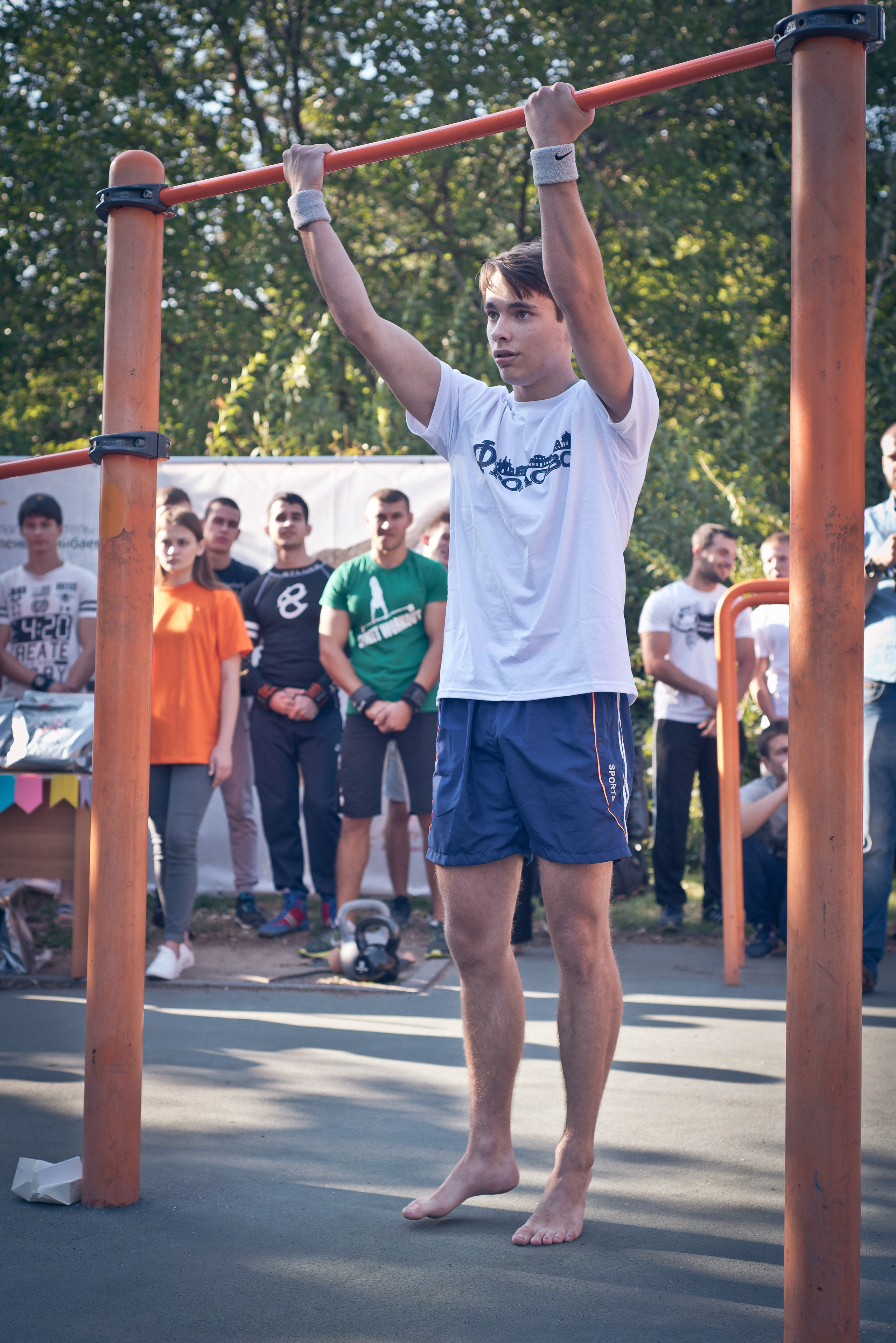 Спортсмен у турника на соревнования по workout