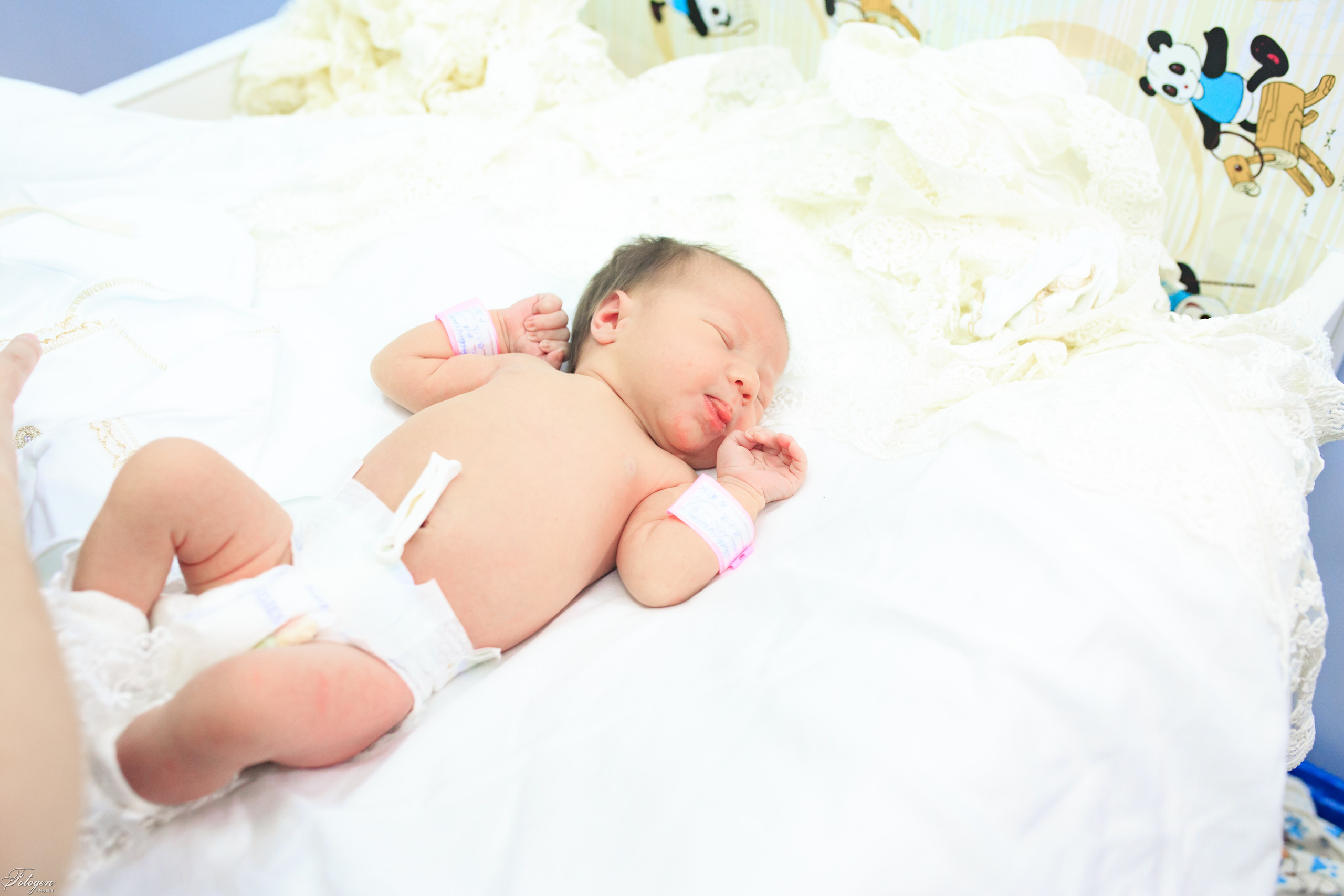 Фотосессия выписки из роддома в Краснодаре | Видеосъемка выписки. Интерьерная фотостудия FOTOGEN г. Краснодар