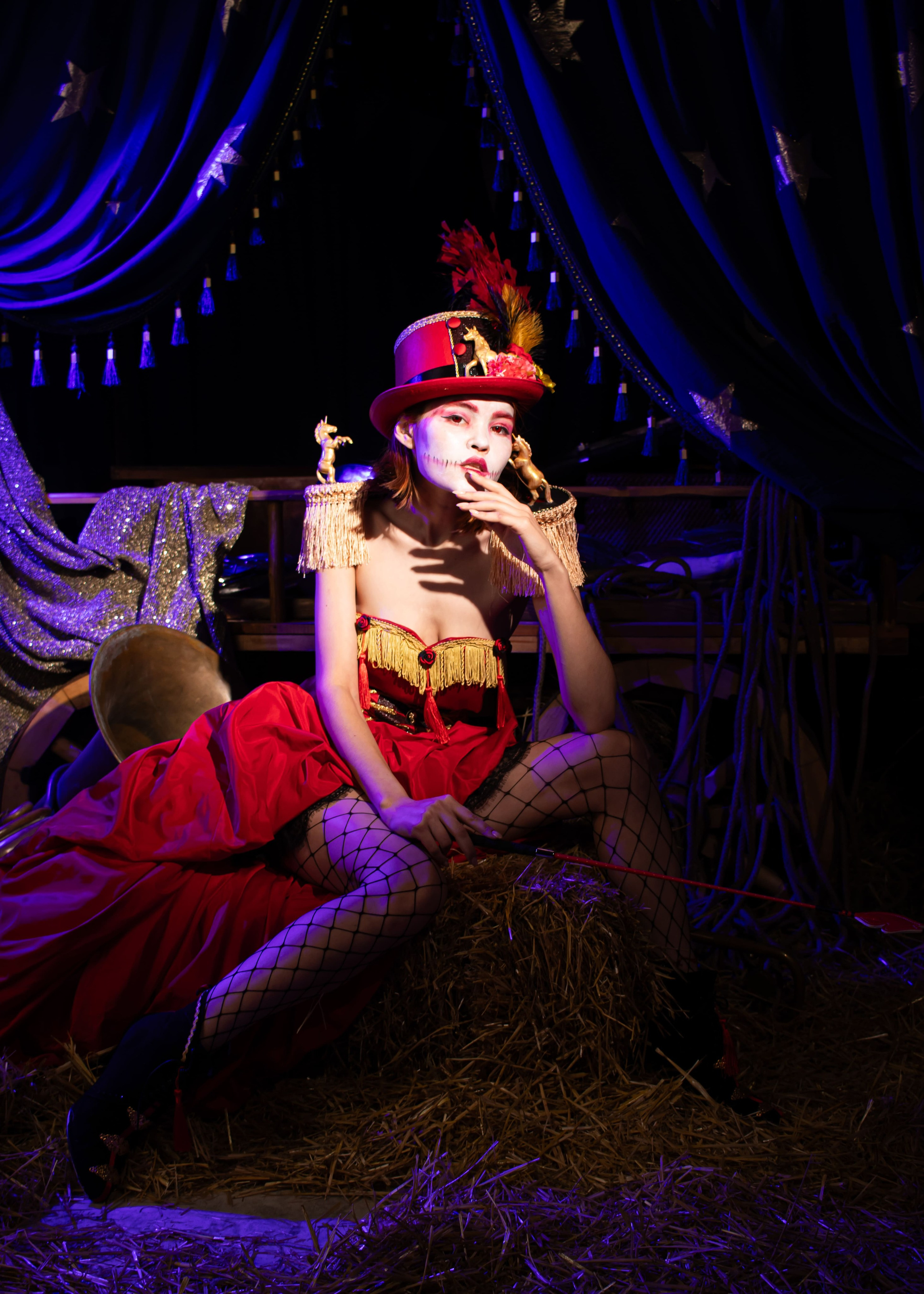 Артистка в красном корсете на фоне сцены — фотограф Карасёва Елена