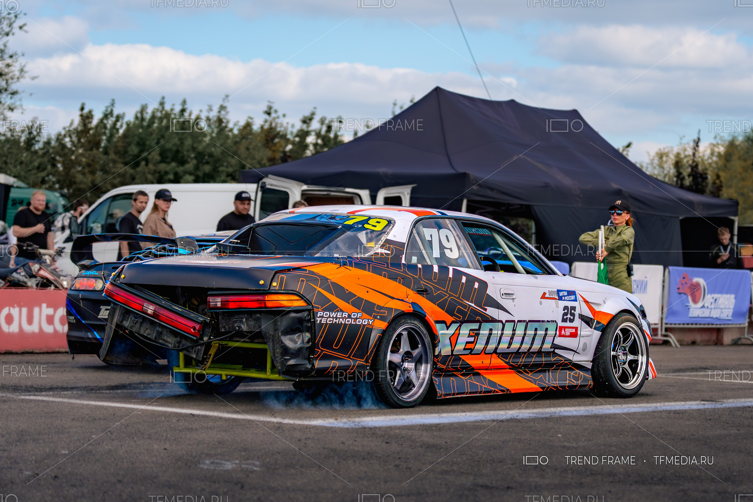 Дрифт-машина Xenum №79 стартует с места на фестивале в Москве
