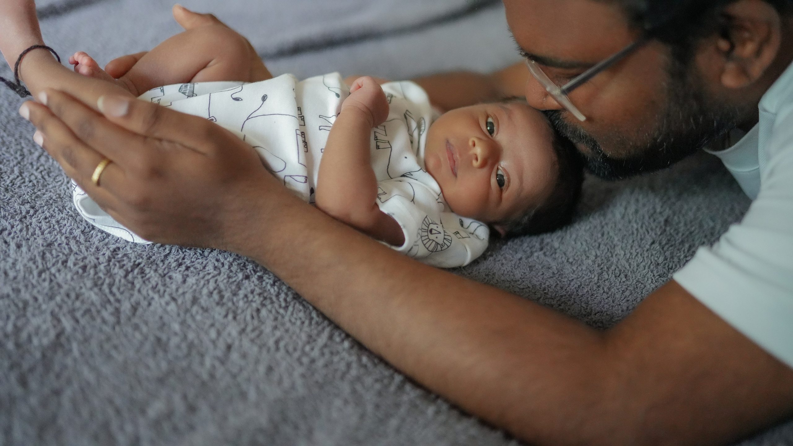 Heartfelt family memories — cozy newborn session