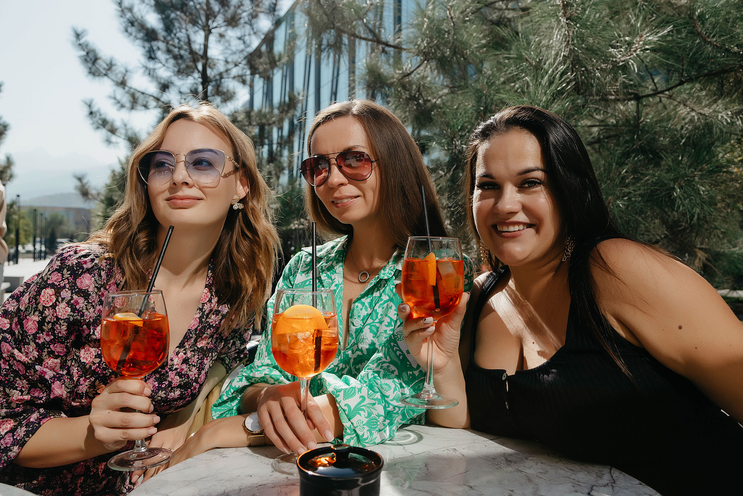 Фотосет Подруг на Esemtay Mall. Свадебный, семейный и портретный фотограф в Алматы, Костанай