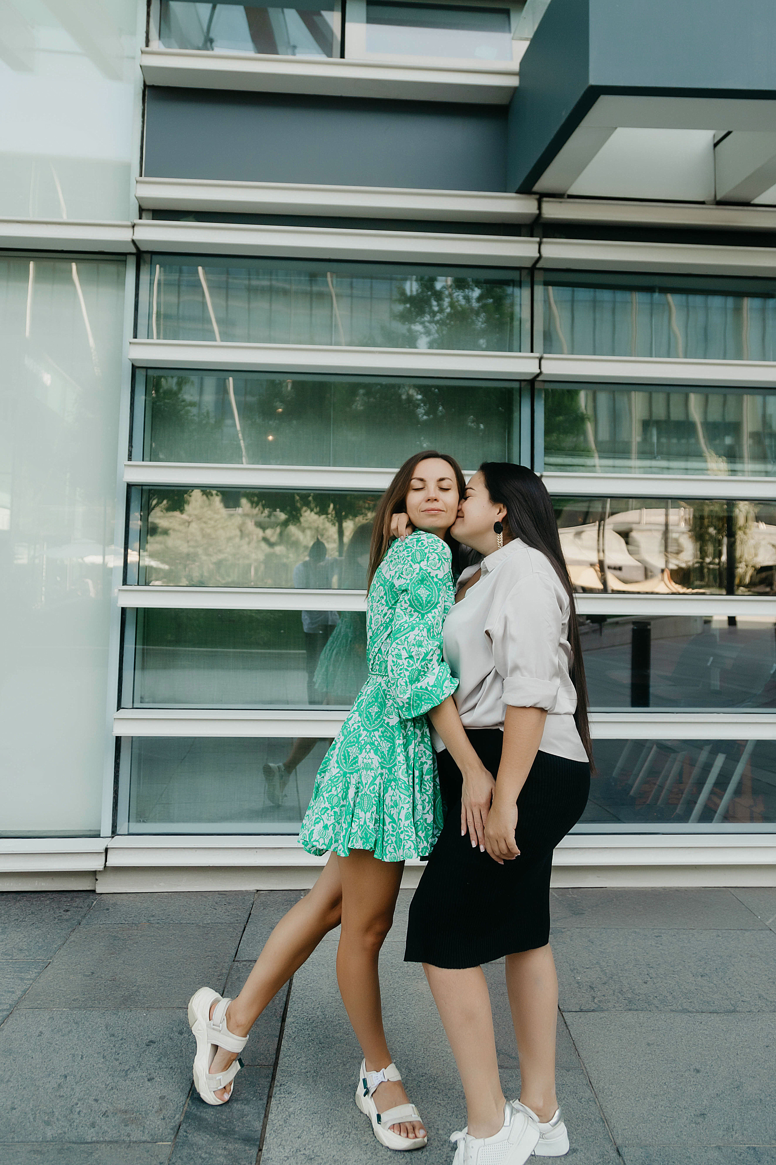 Фотосет Подруг на Esemtay Mall. Свадебный, семейный и портретный фотограф в Алматы, Костанай