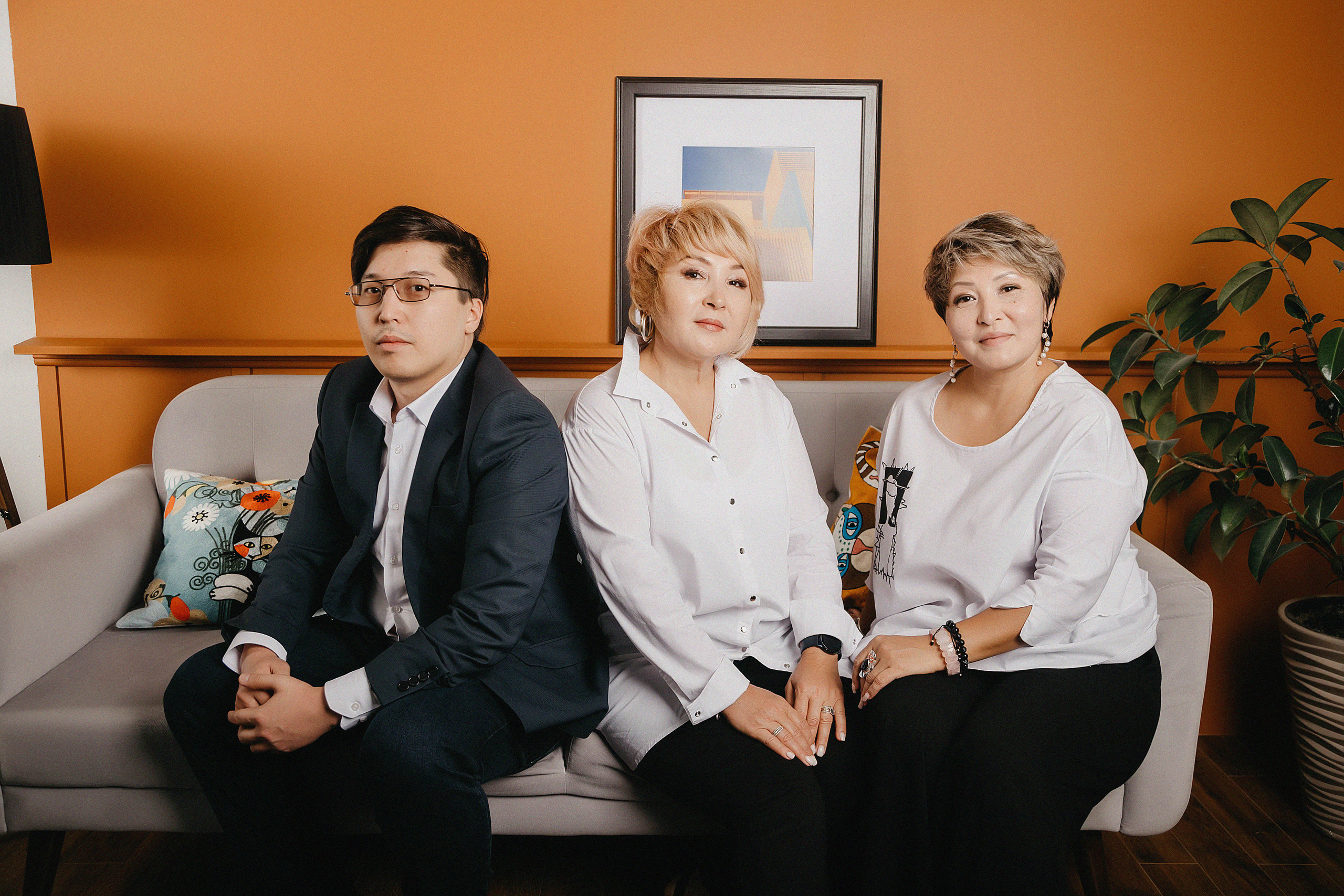 Семейная фотосессия в фотостудии Пространство. Свадебный, семейный и портретный фотограф в Алматы, Костанай