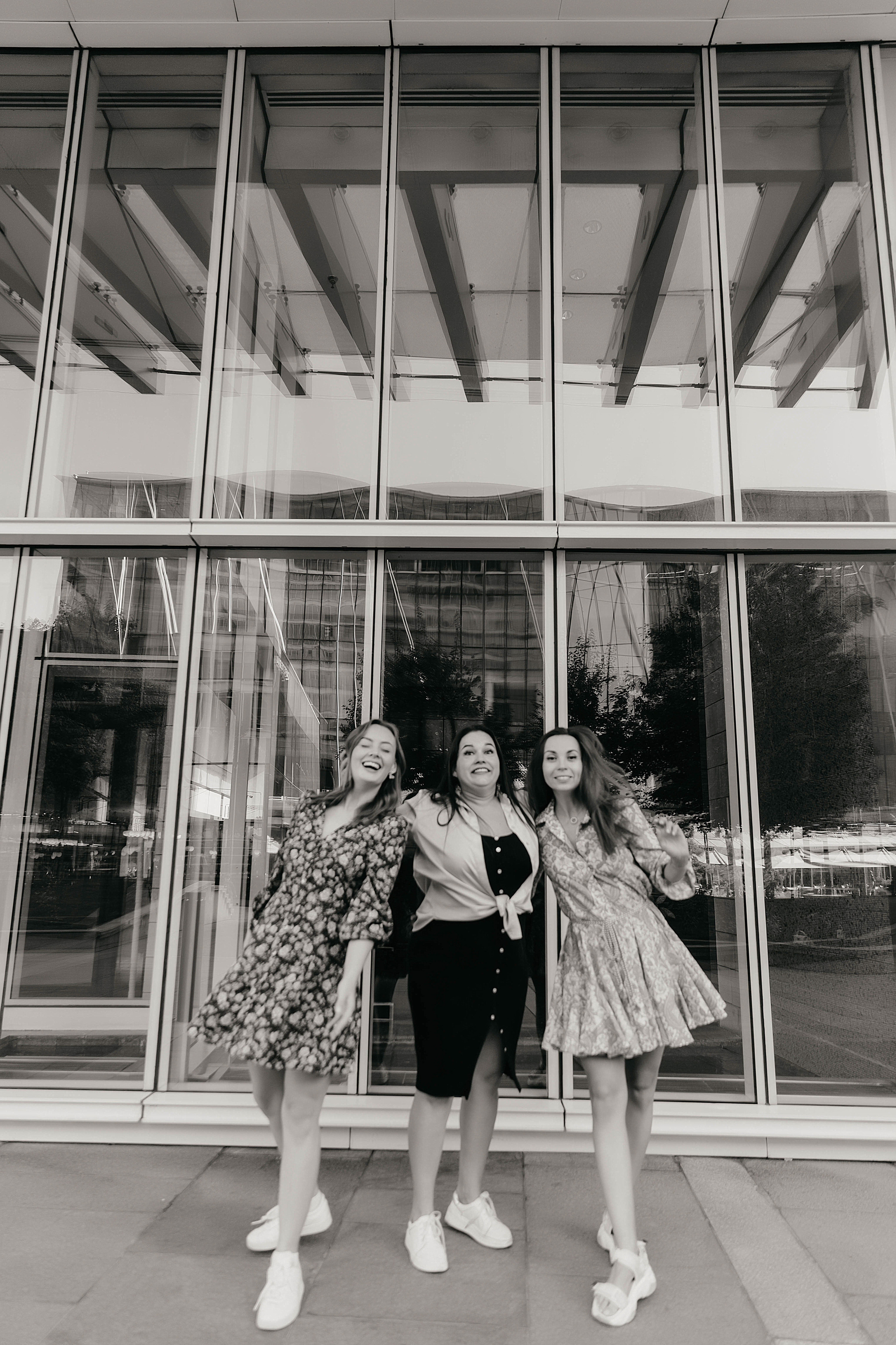 Фотосет Подруг на Esemtay Mall. Свадебный, семейный и портретный фотограф в Алматы, Костанай