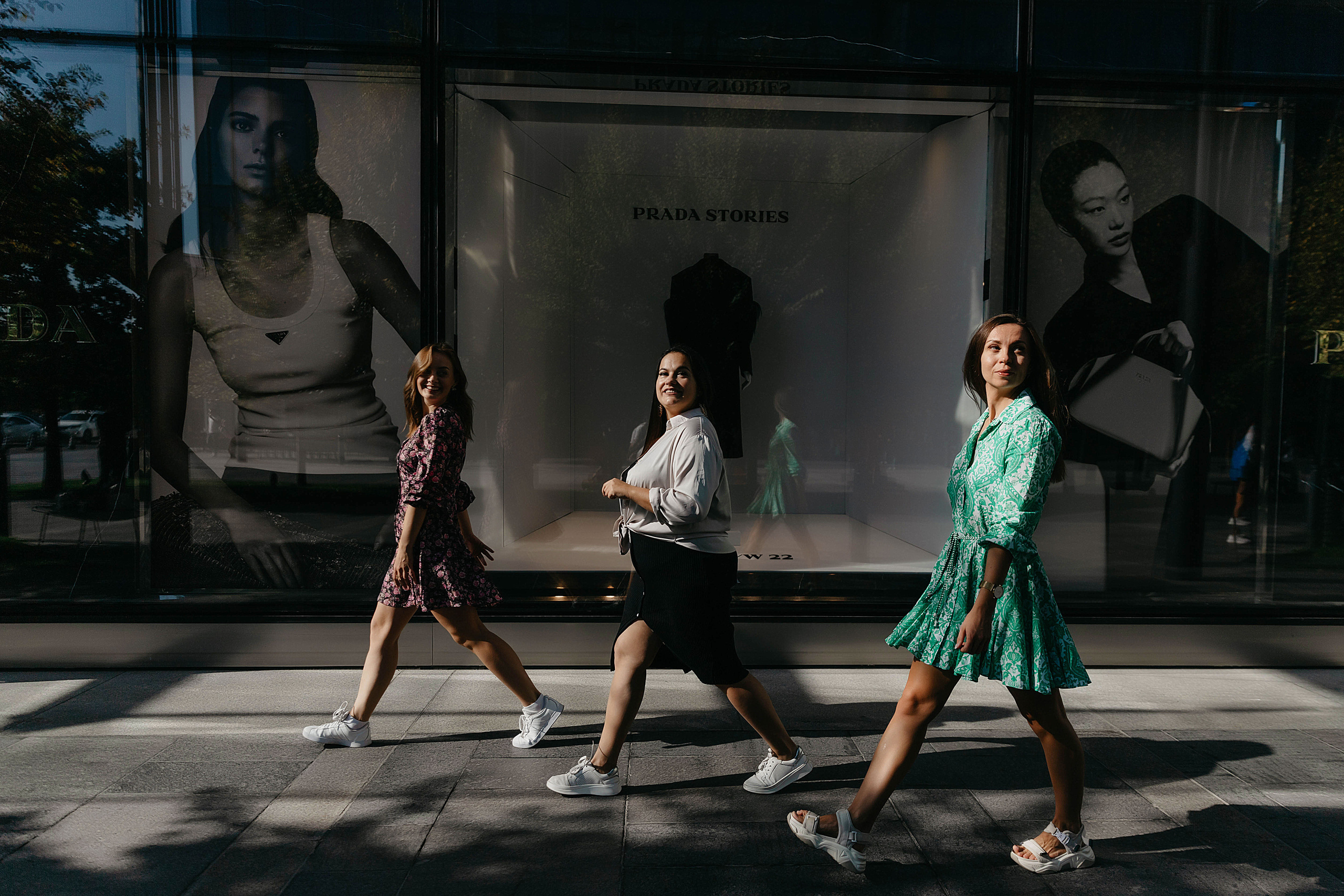 Фотосет Подруг на Esemtay Mall. Свадебный, семейный и портретный фотограф в Алматы, Костанай