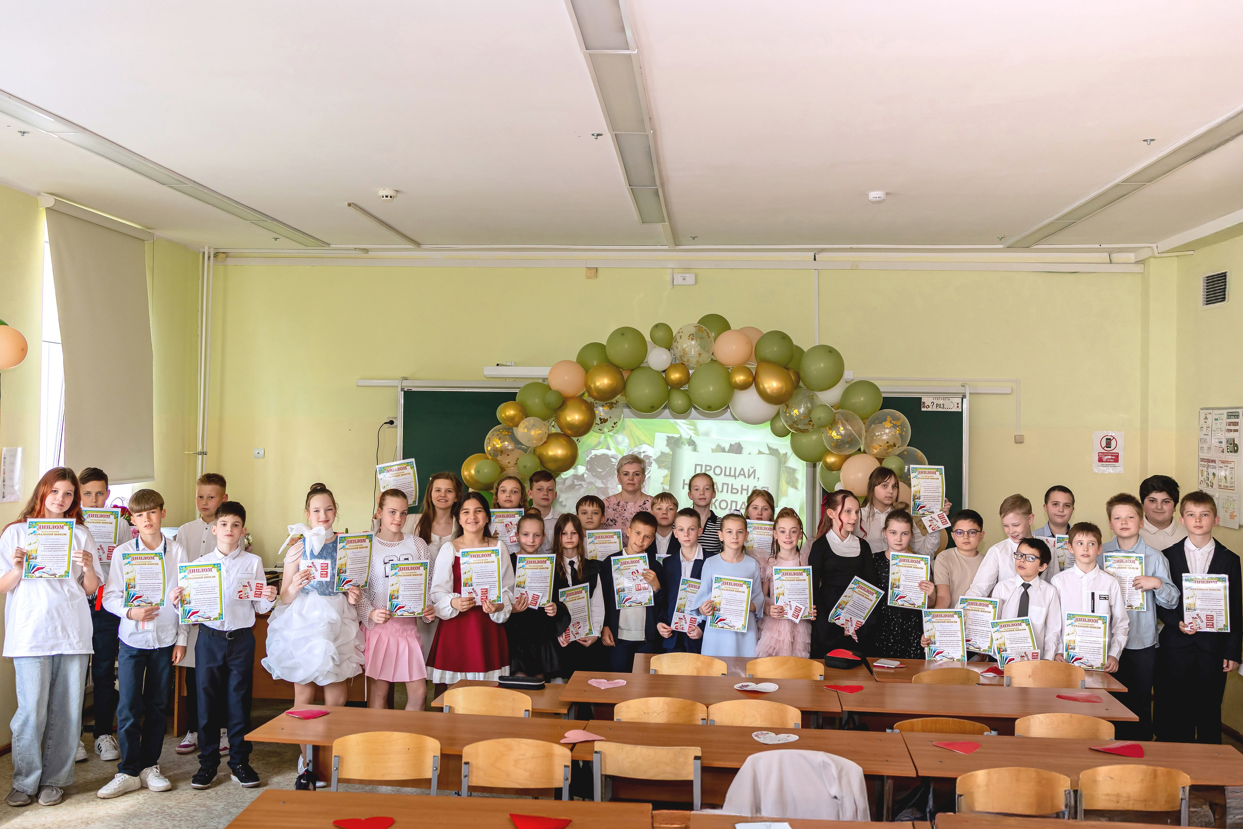 Выпускной в начальной школе в классе. Фотограф и видеограф Москва. Свадебный фотограф, видеограф. Выпускные альбомы. Оживающие альбомы