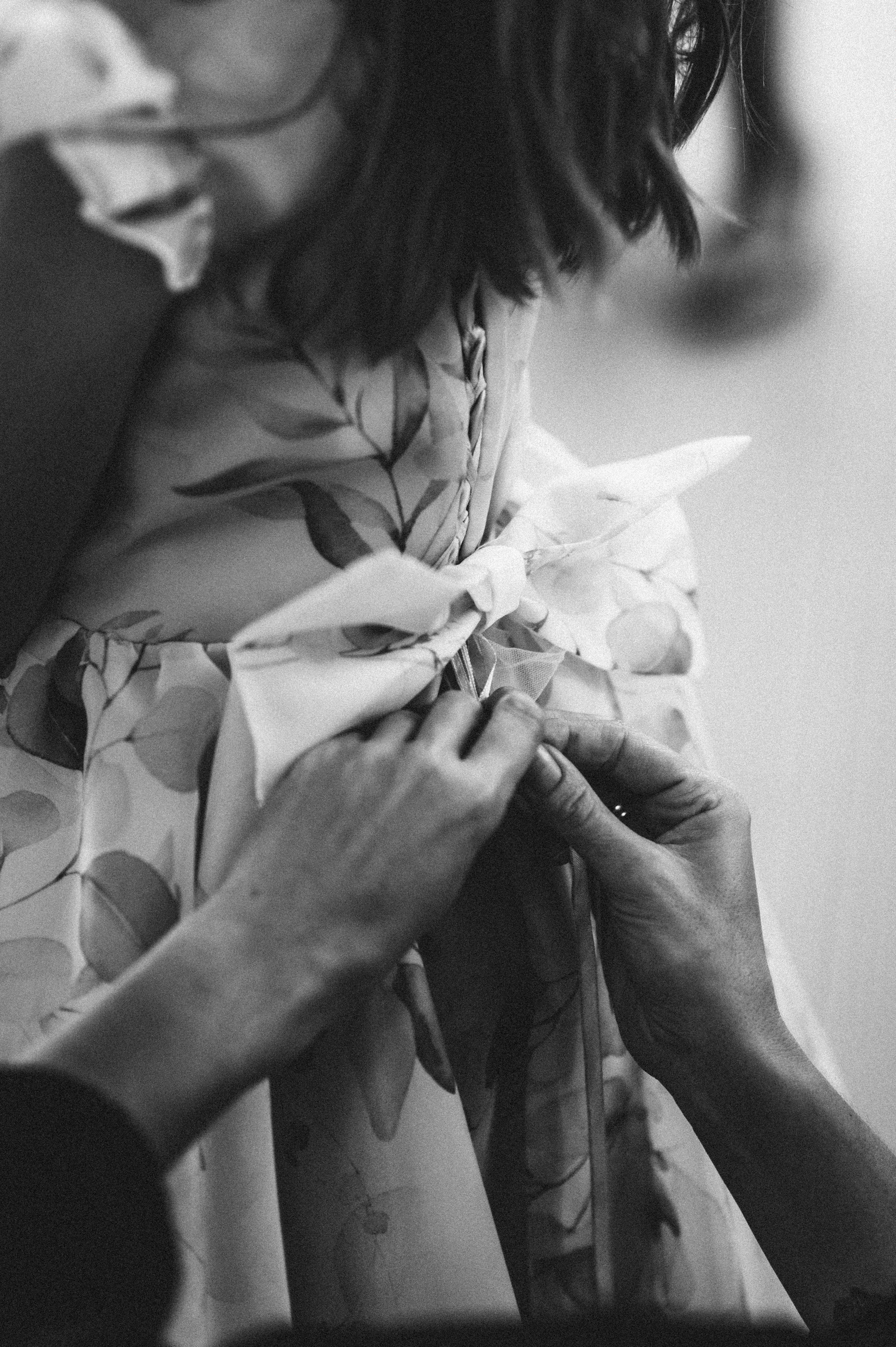 Черно-белая фотография подготовки гостей к свадьбе