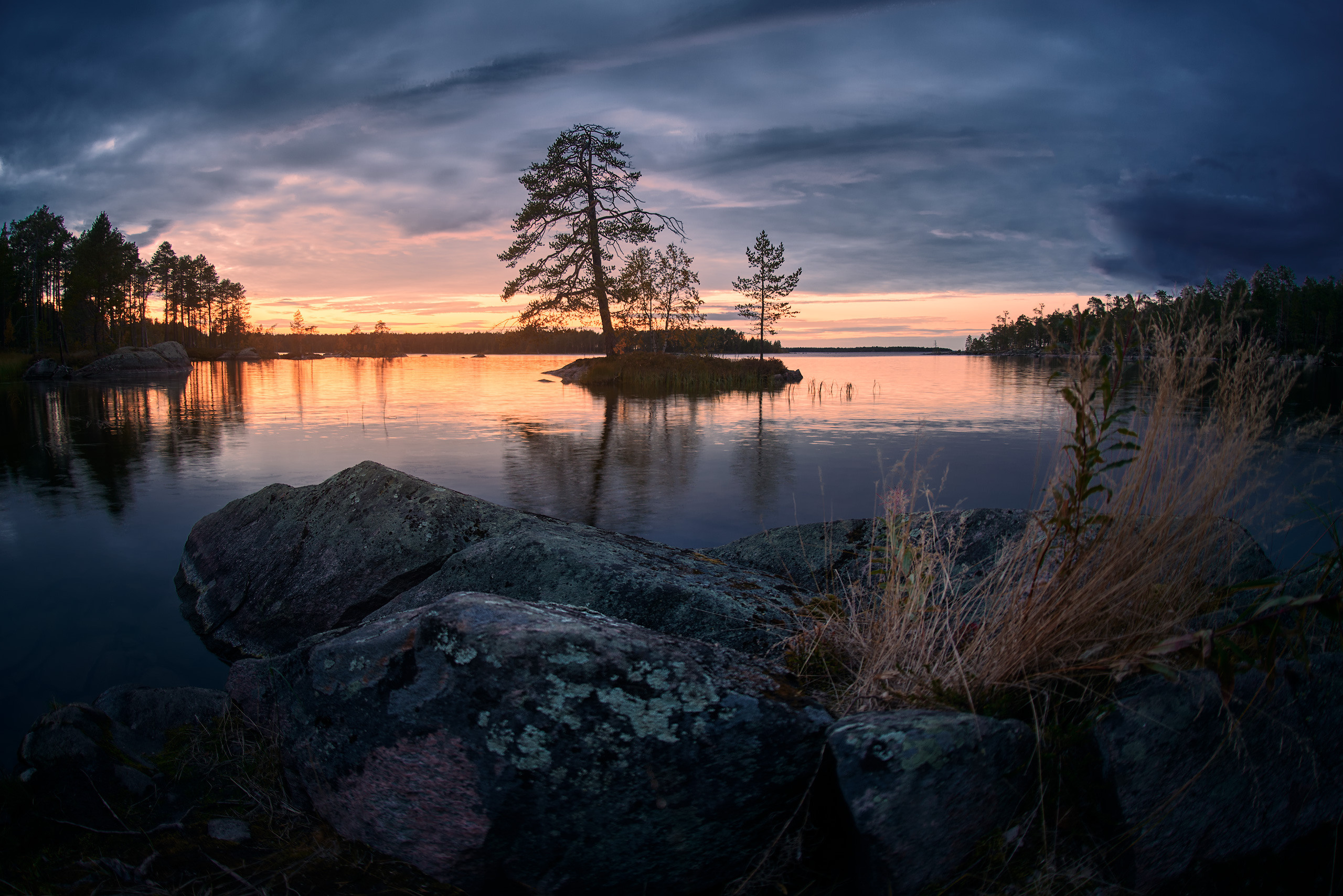 Закат на одном из множества островов Топозера. Пейзажный фотограф Андрей Баскевич