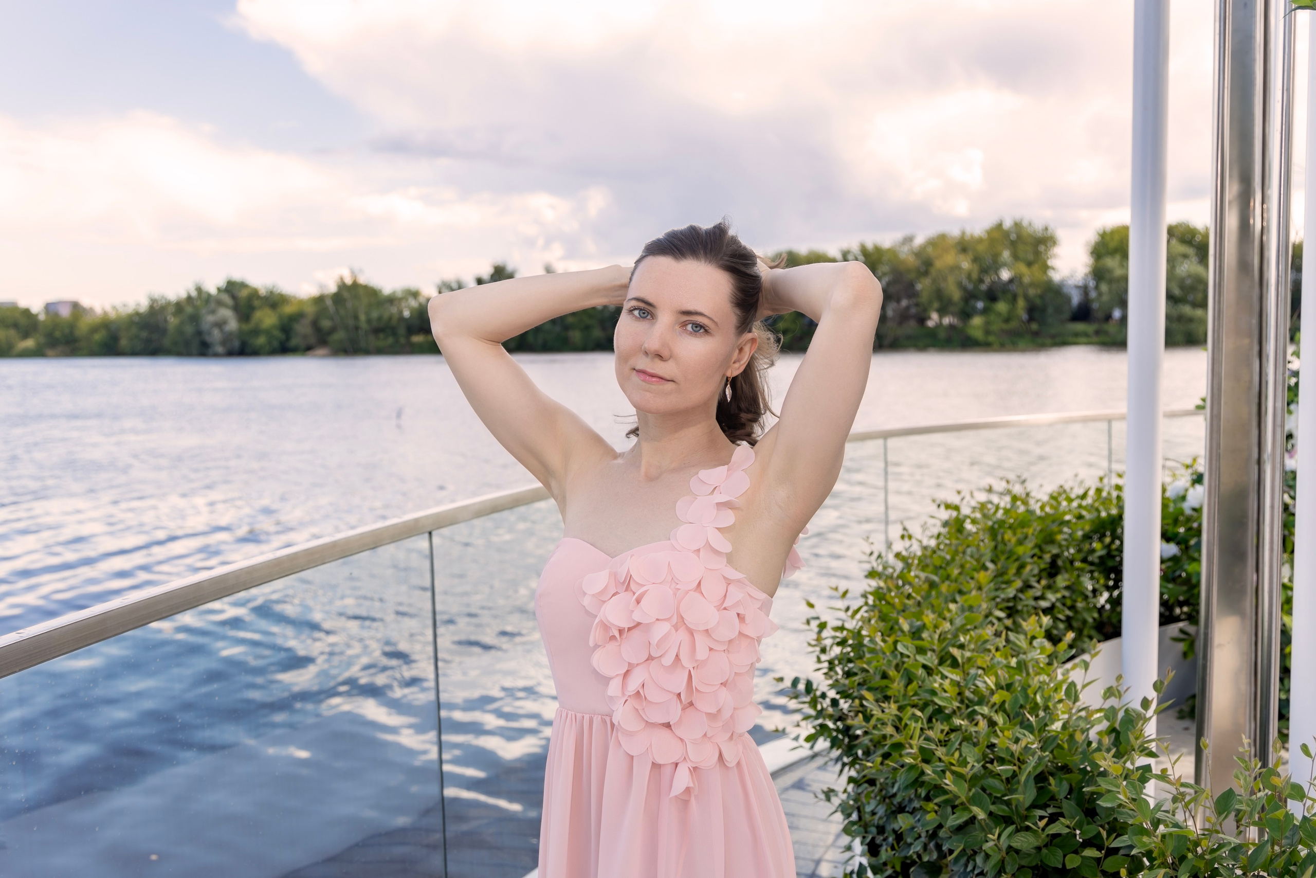 Фотосессия на новой набережной Коломенского: нежность, цветы и вдохновение. Репортажный, семейный и студийный фотограф в Москве Демин Алексей