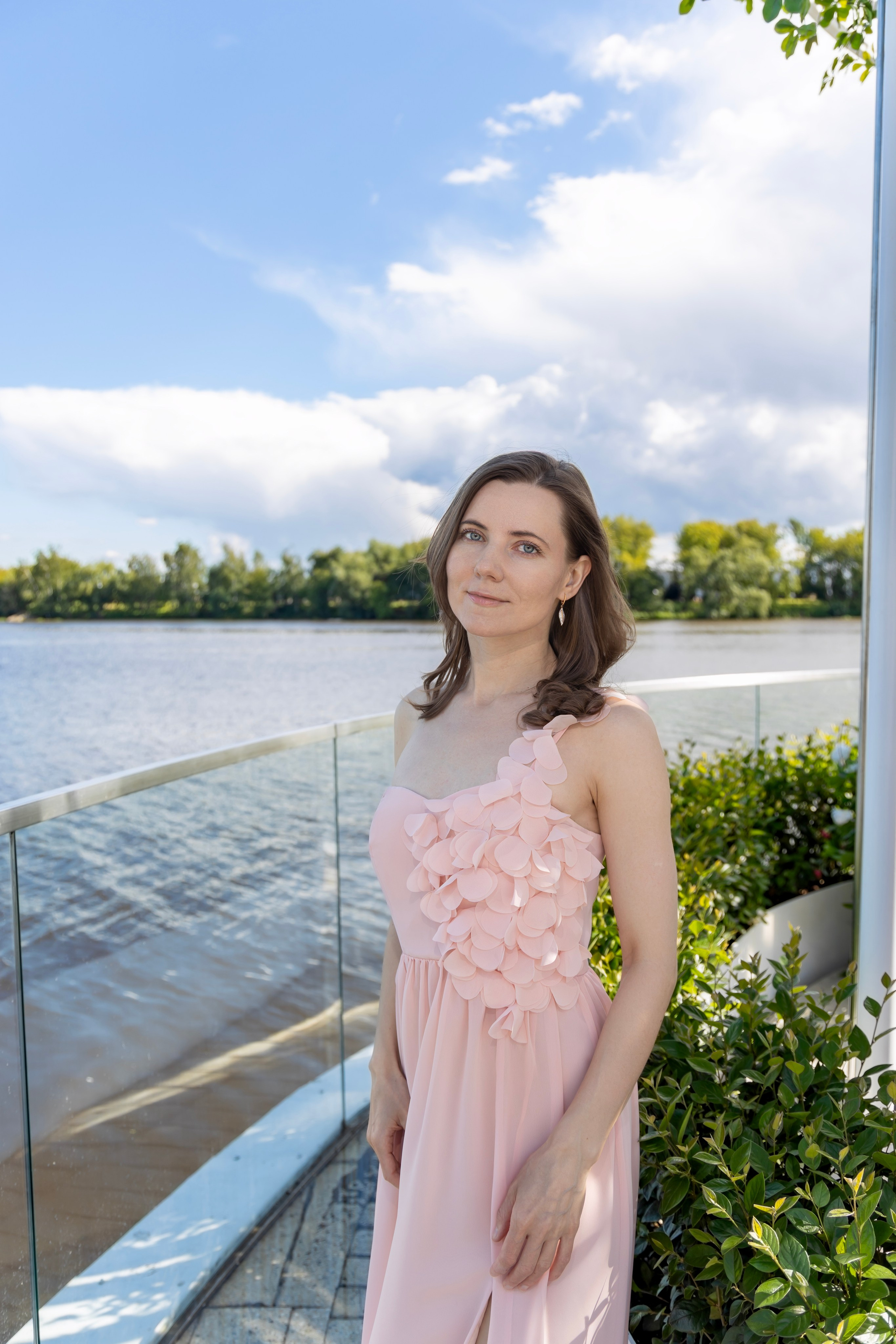 Фотосессия на новой набережной Коломенского: нежность, цветы и вдохновение. Репортажный, семейный и студийный фотограф в Москве Демин Алексей