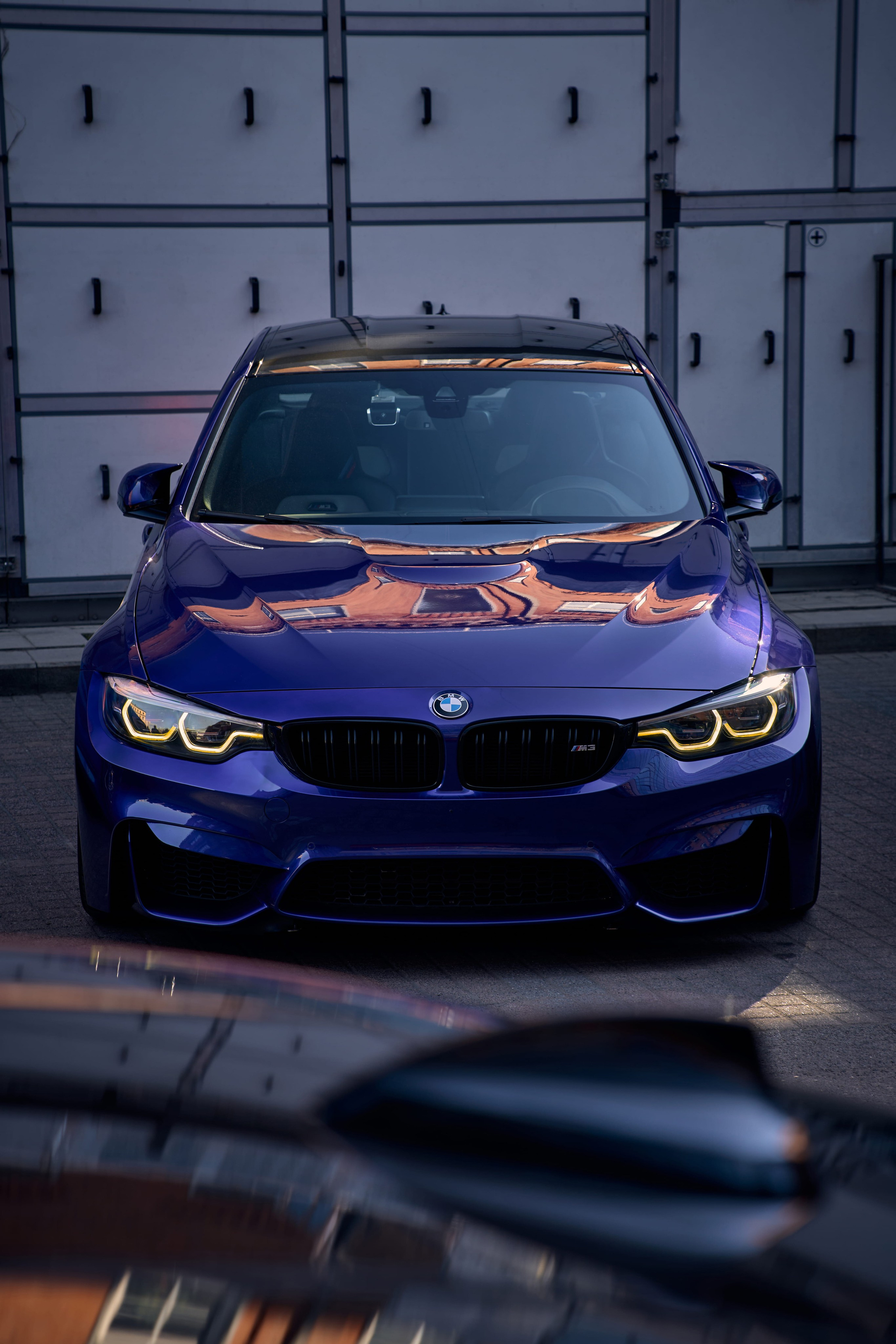 Синяя BMW M3 фото спереди GLAR Production