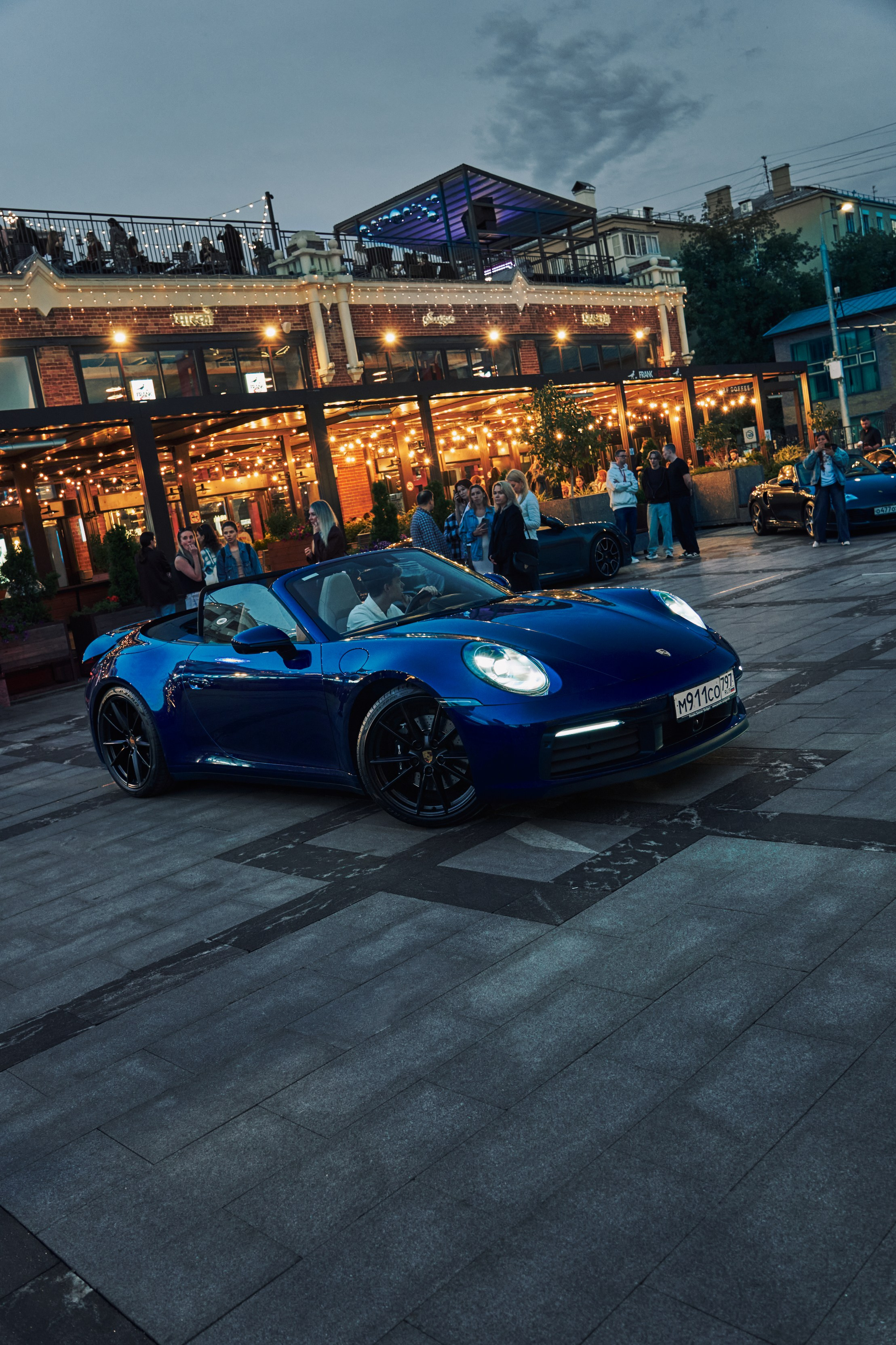 Синий Porsche 911 на выставке, фото GLAR