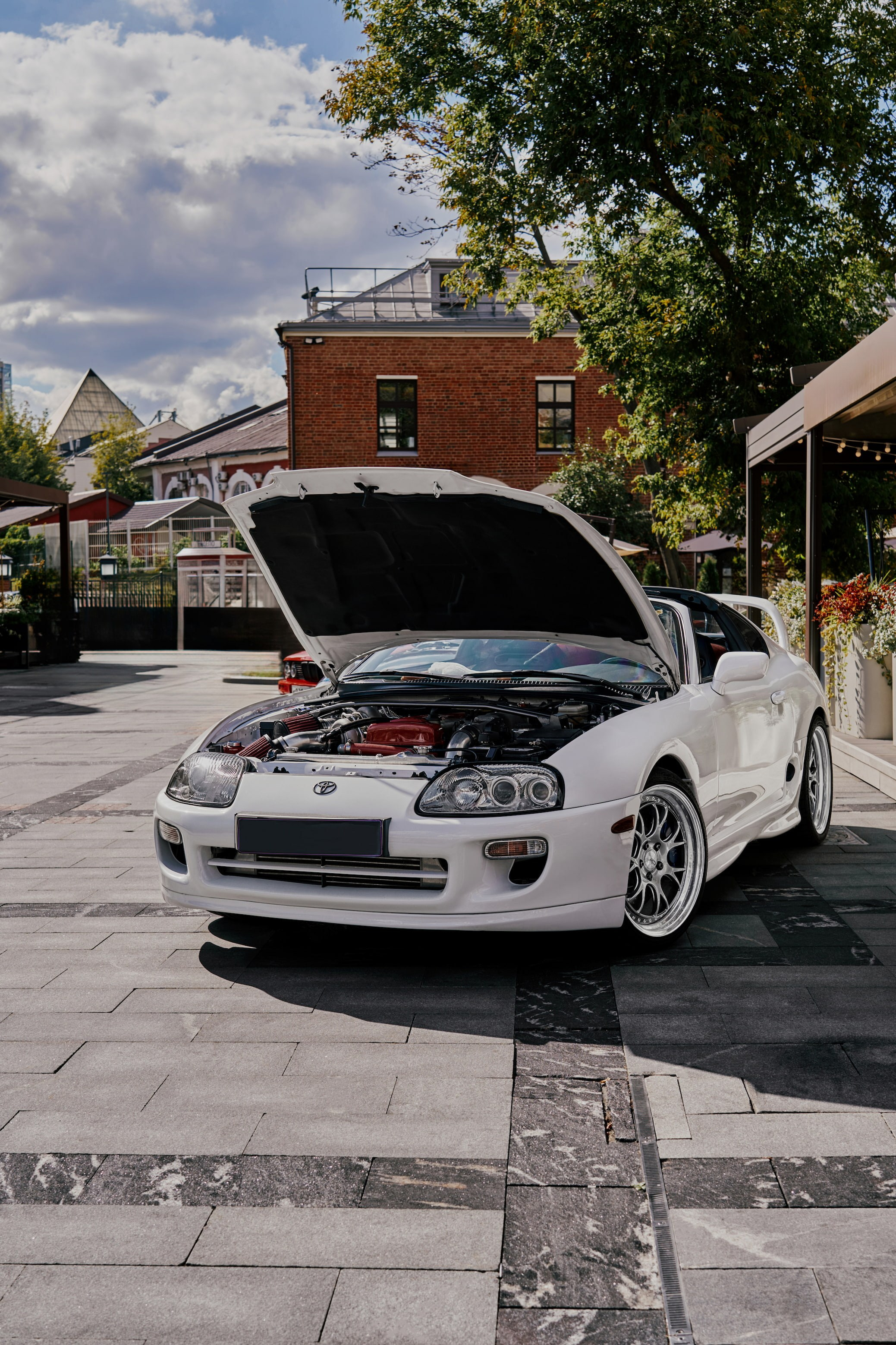 Белая Toyota Supra, тюнинг проект