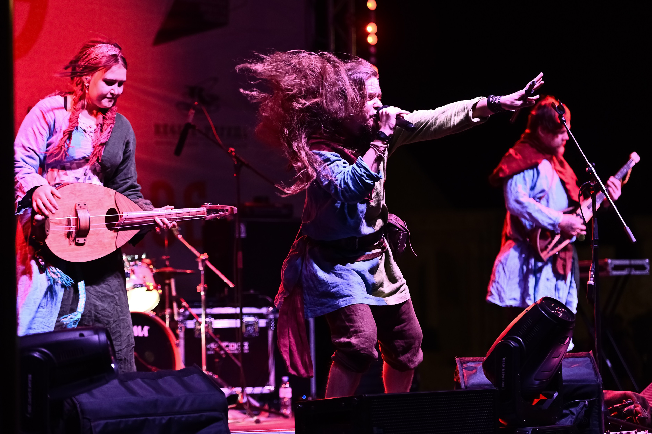 Музыкальная группа на сцене фестиваля Болгар Путешествие в прошлое — фото от аккредитованного фотографа Алексея Клейменова