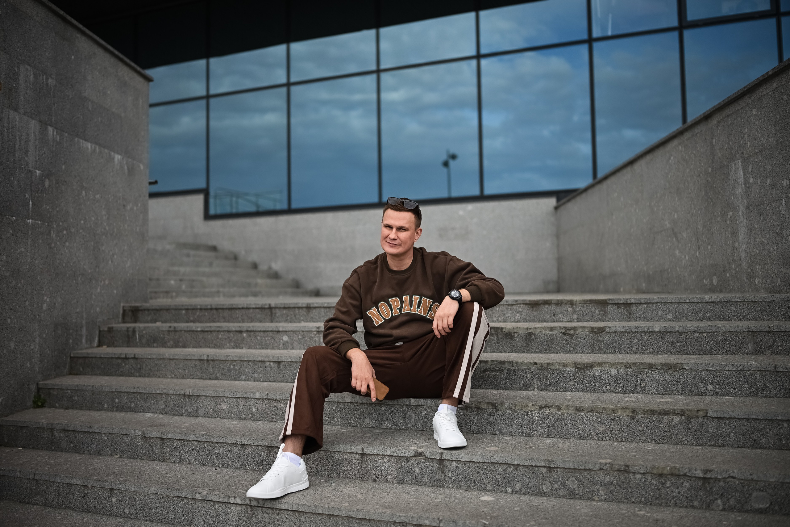 Мужская фотосессия у здания Национальной библиотеки в Казани, фотограф Алексей Клейменов