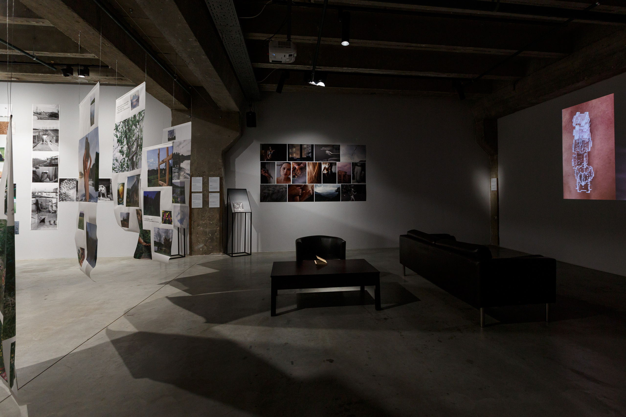 Фотокнига "Брод", инсталляция в галерее PennLab. Художница Ольга Михальчук