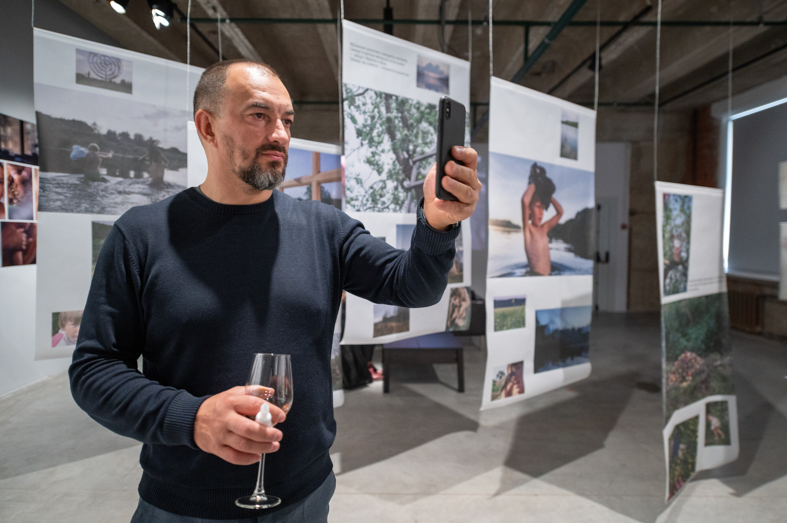 Фотокнига "Брод", инсталляция в галерее PennLab. Художница Ольга Михальчук