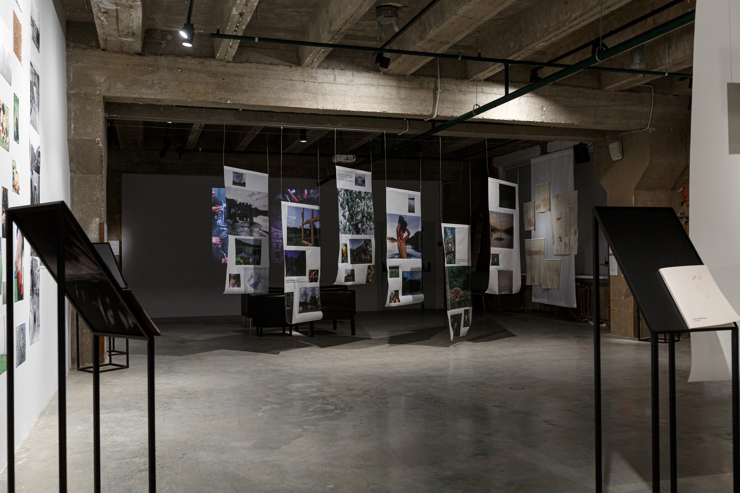 Фотокнига "Брод", инсталляция в галерее PennLab. Художница Ольга Михальчук