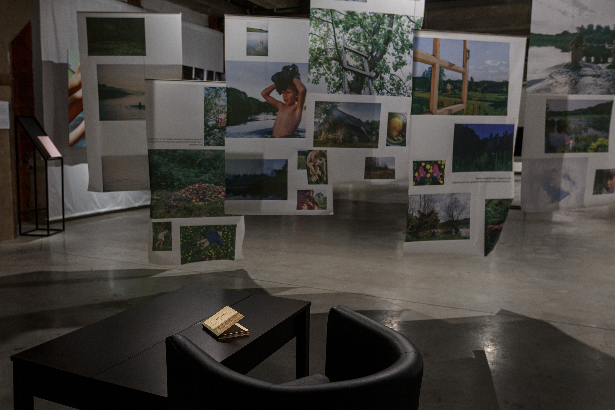 Фотокнига "Брод", инсталляция в галерее PennLab. Художница Ольга Михальчук