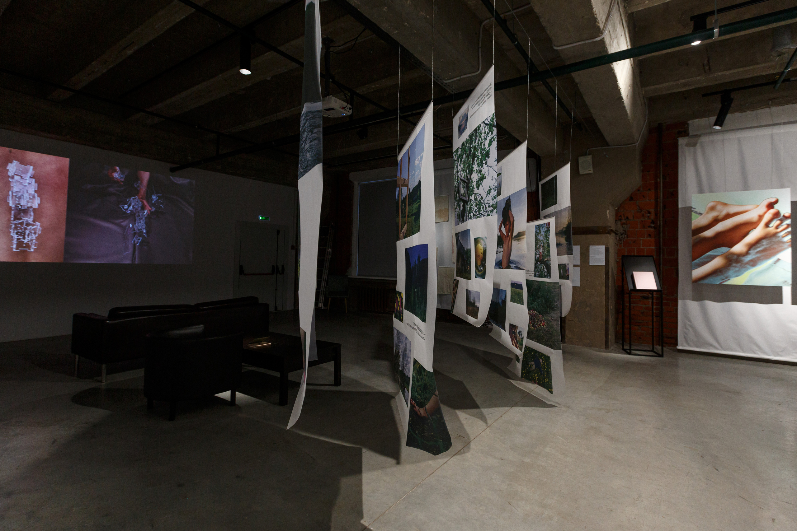 Фотокнига "Брод", инсталляция в галерее PennLab. Художница Ольга Михальчук