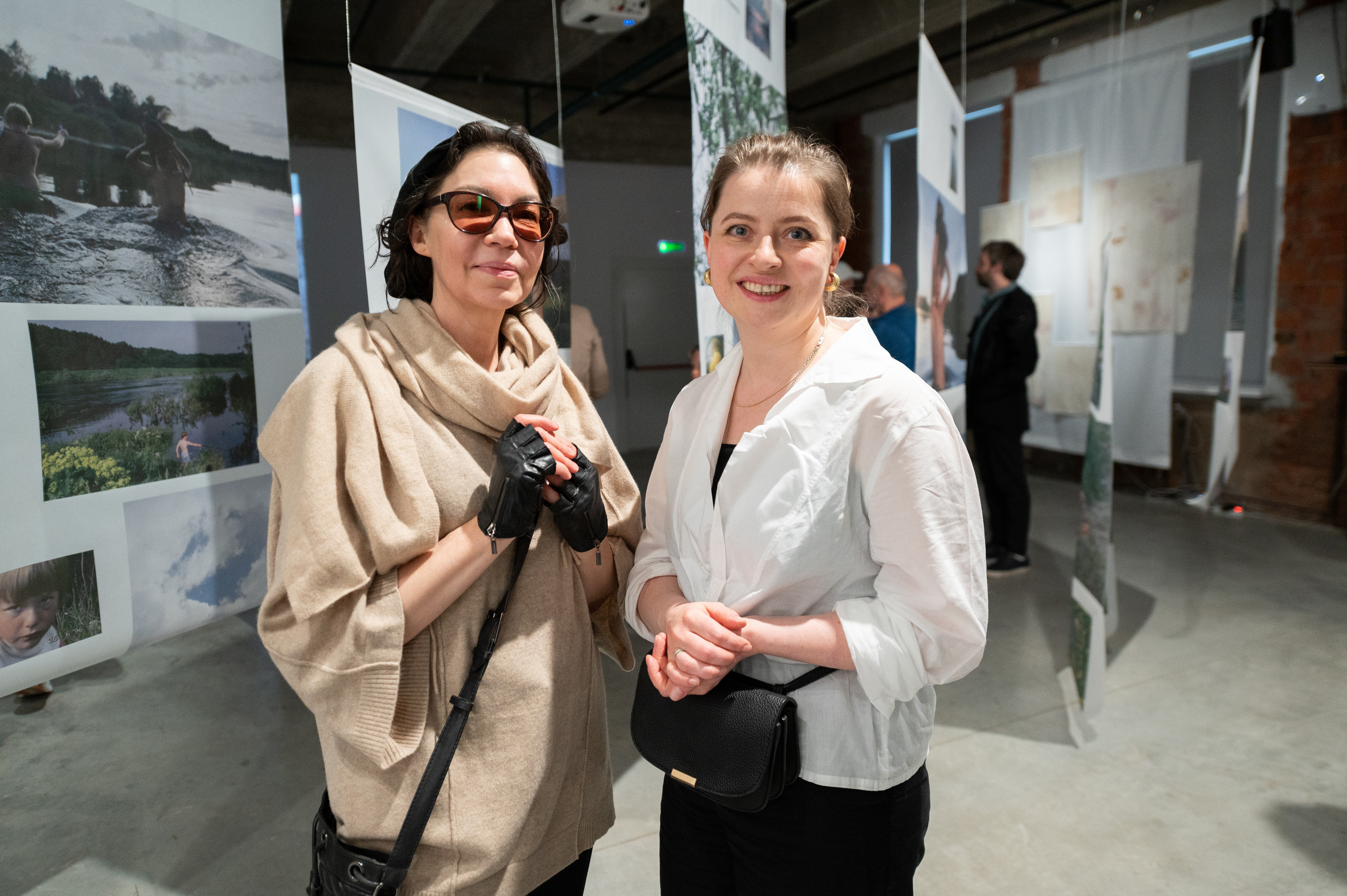 Нина Лаврищева (справа), куратор выставки "17"