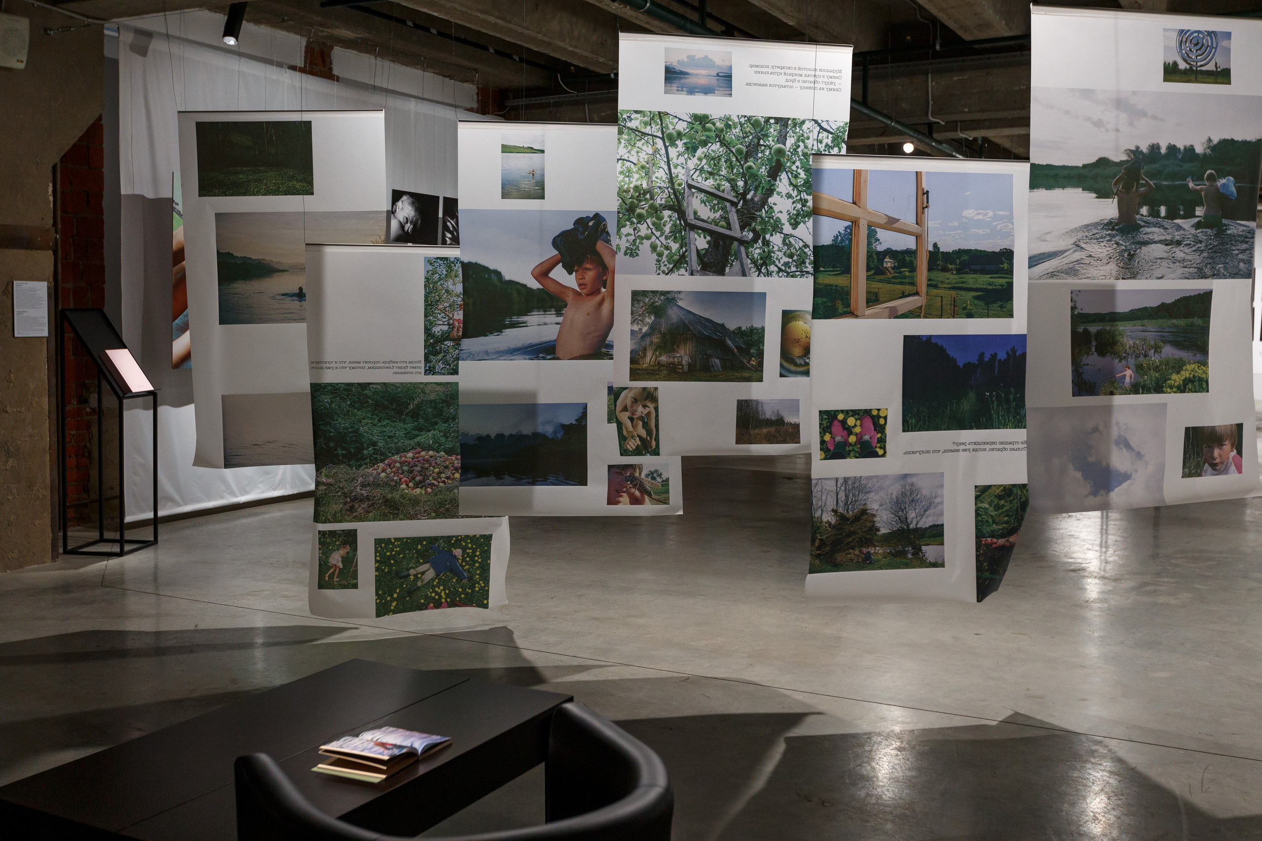 Фотокнига "Брод", инсталляция в галерее PennLab. Художница Ольга Михальчук