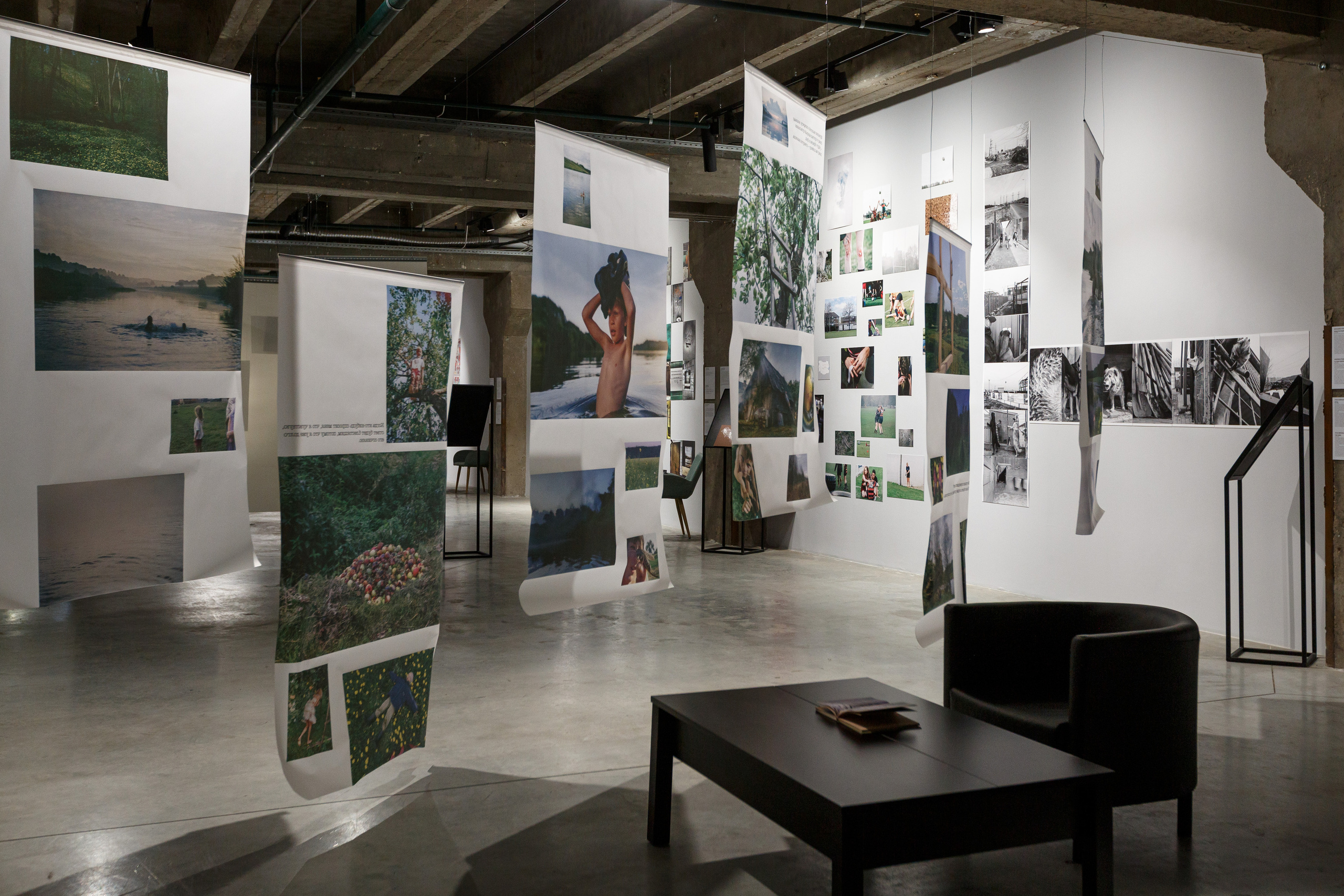 Фотокнига "Брод", инсталляция в галерее PennLab. Художница Ольга Михальчук