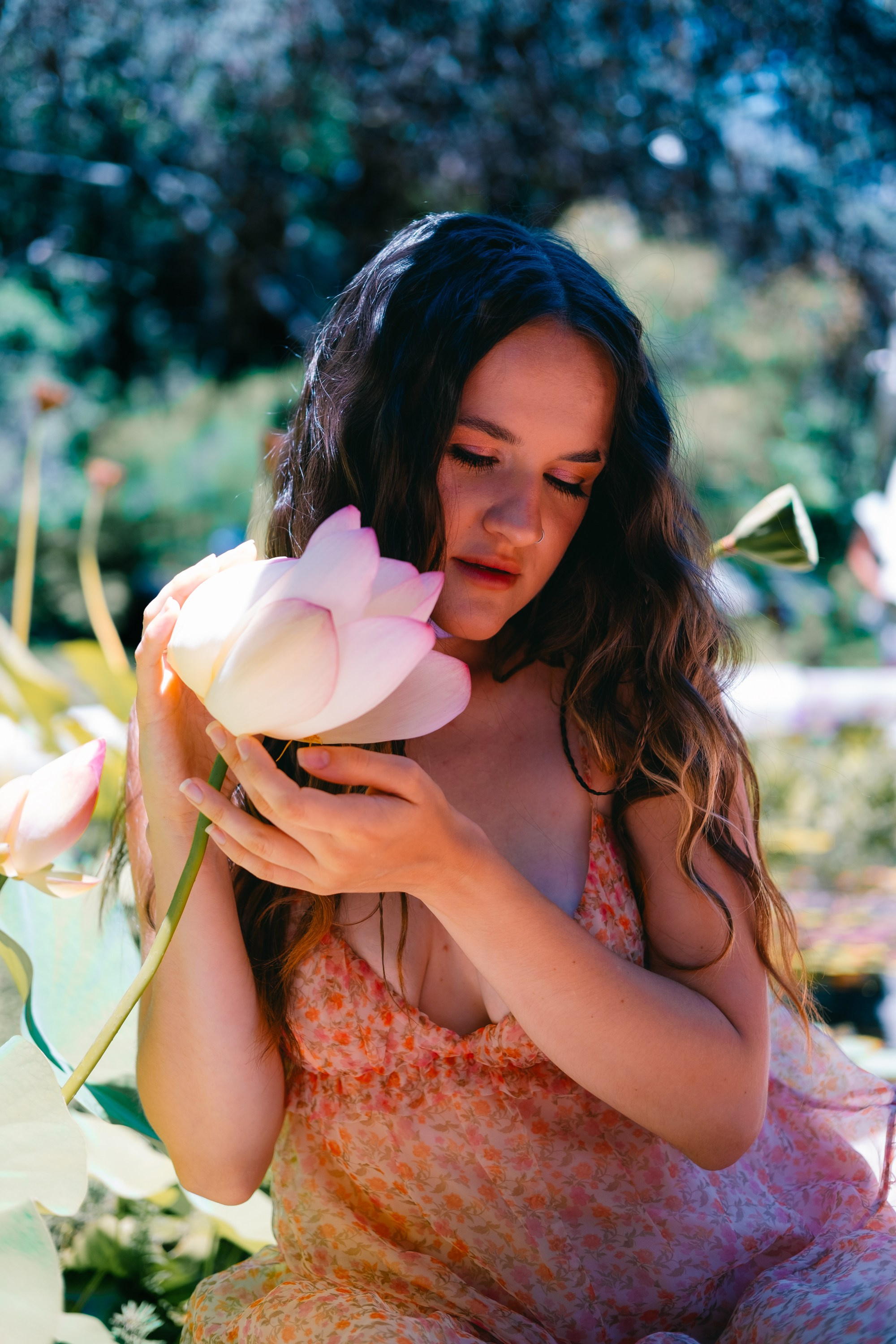 Девушка с цветком, нимфа, фея, богиня, огромный цветок