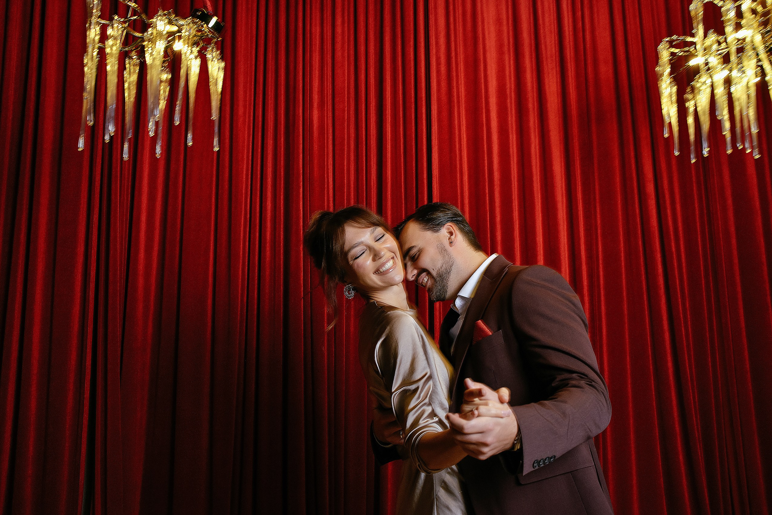 Стильная семейная фотосессия на бархатном фоне в студии. Фотограф Дарья Едапина Новосибирск