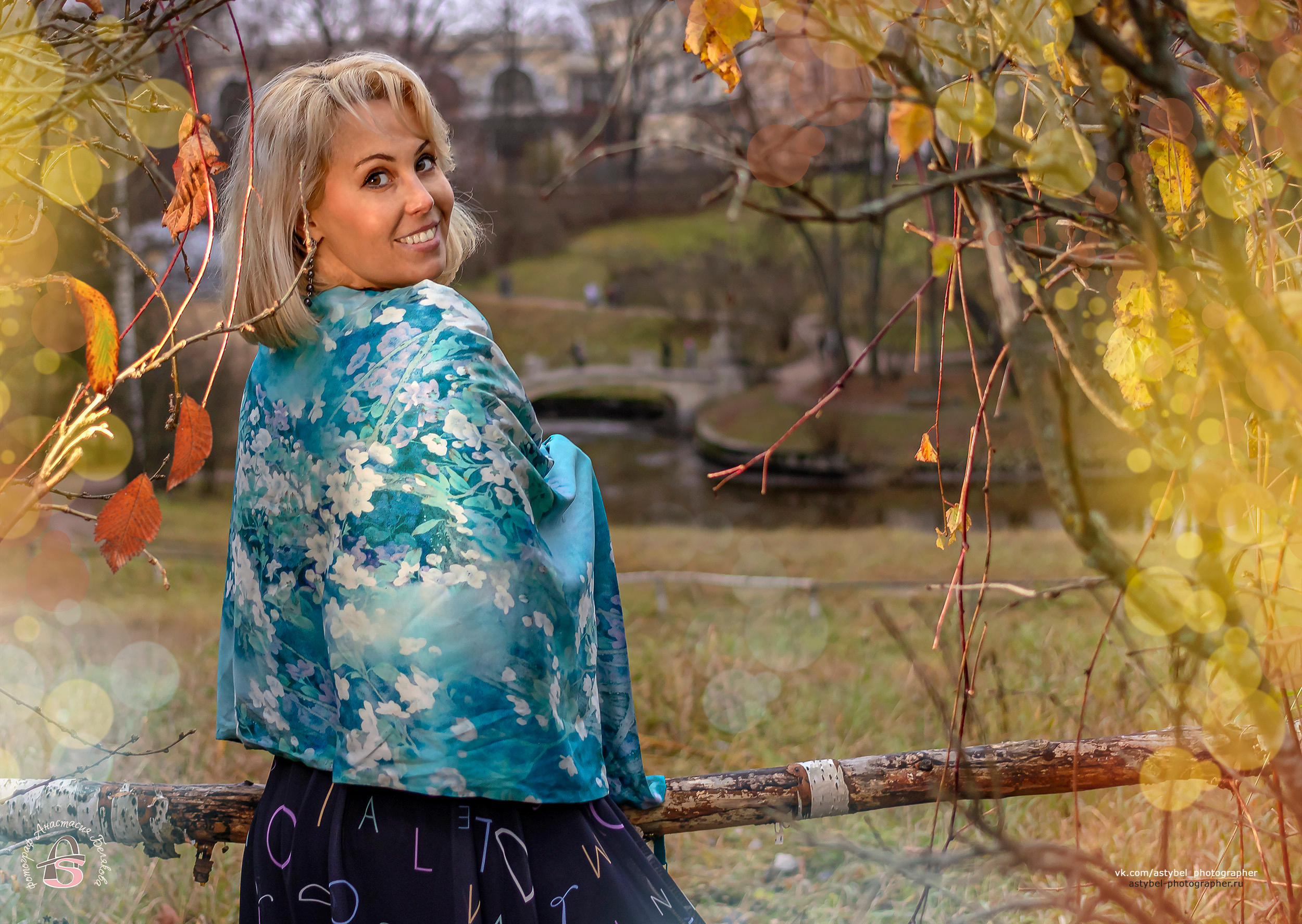 Прогулочная фотосессия Виктории в Павловском осеннем парке. Фотограф Анастасия Белякова в Санкт-Петербурге и Гатчине