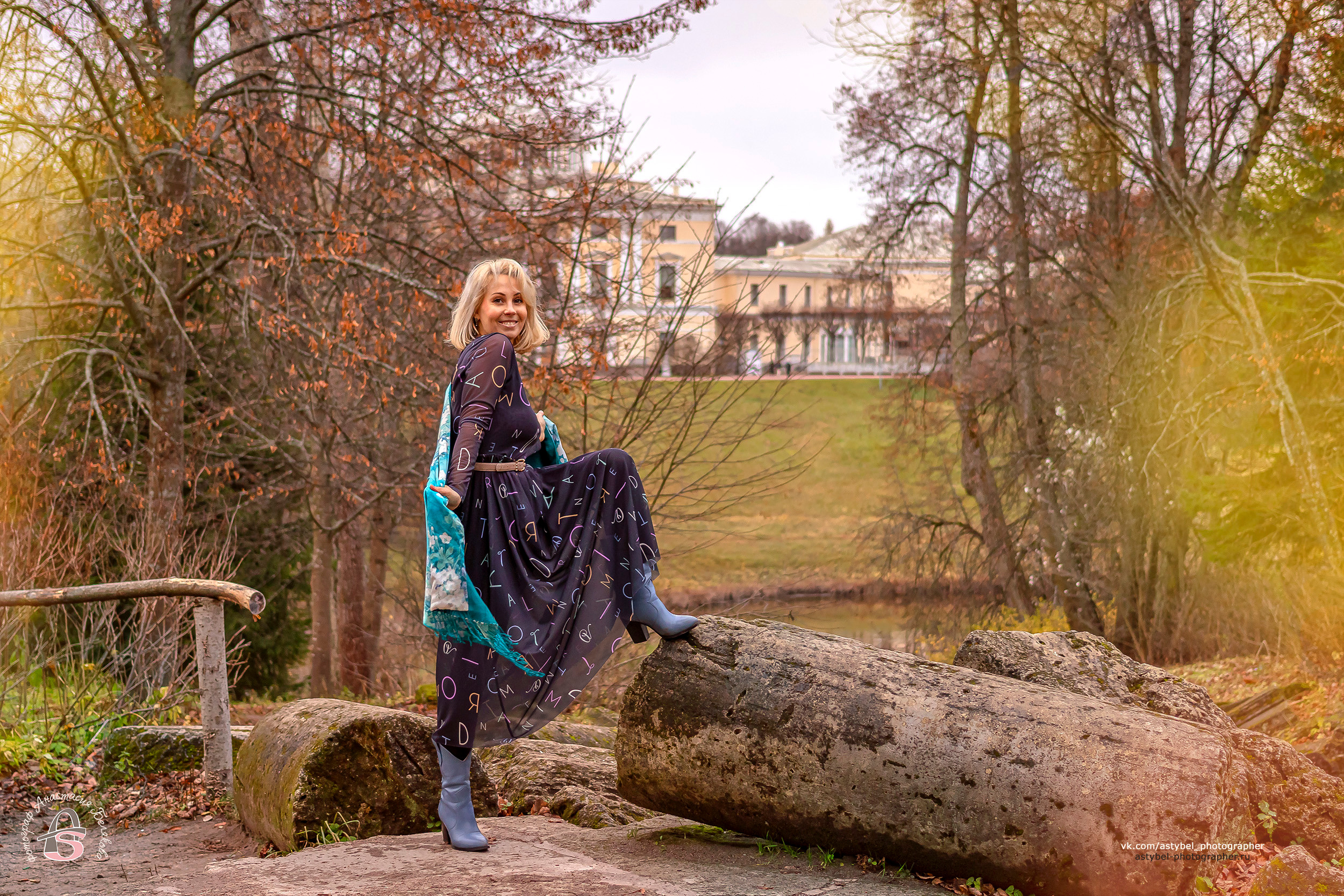 Прогулочная фотосессия Виктории в Павловском осеннем парке. Фотограф Анастасия Белякова в Санкт-Петербурге и Гатчине