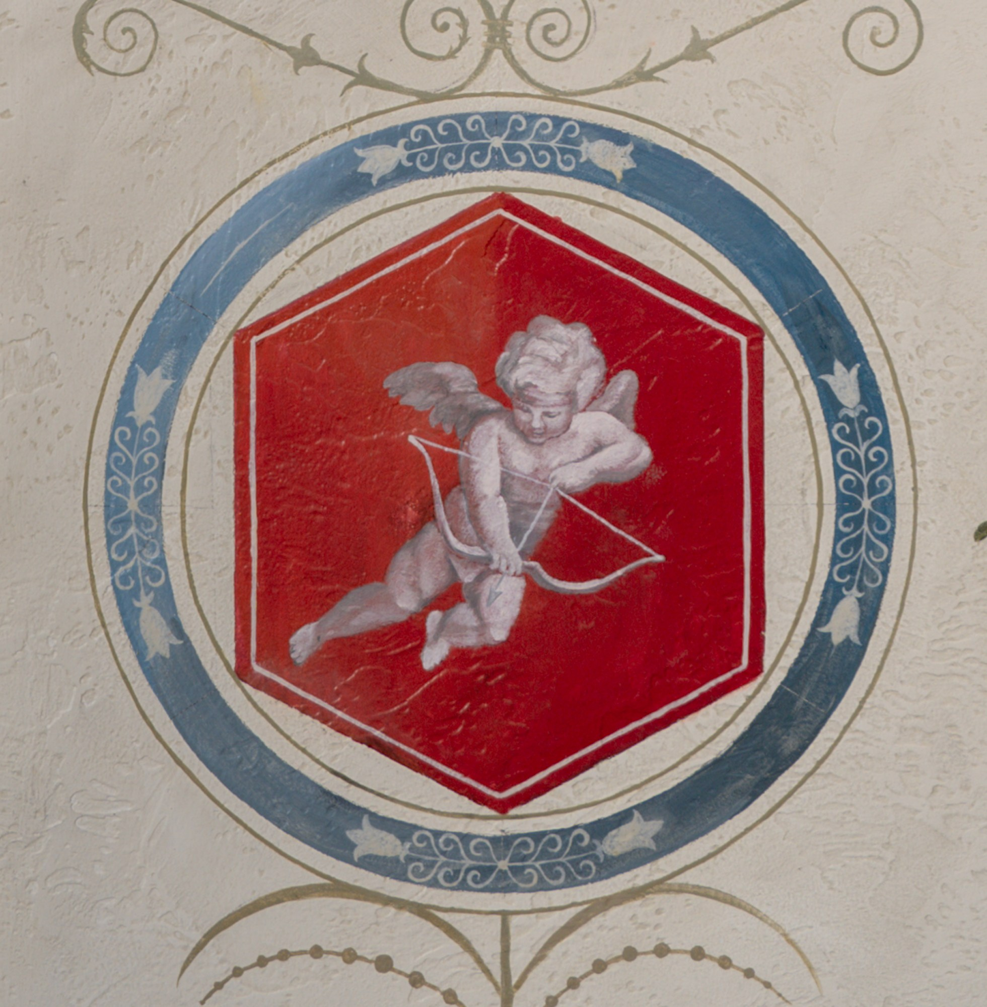 Амуры в росписи на стене