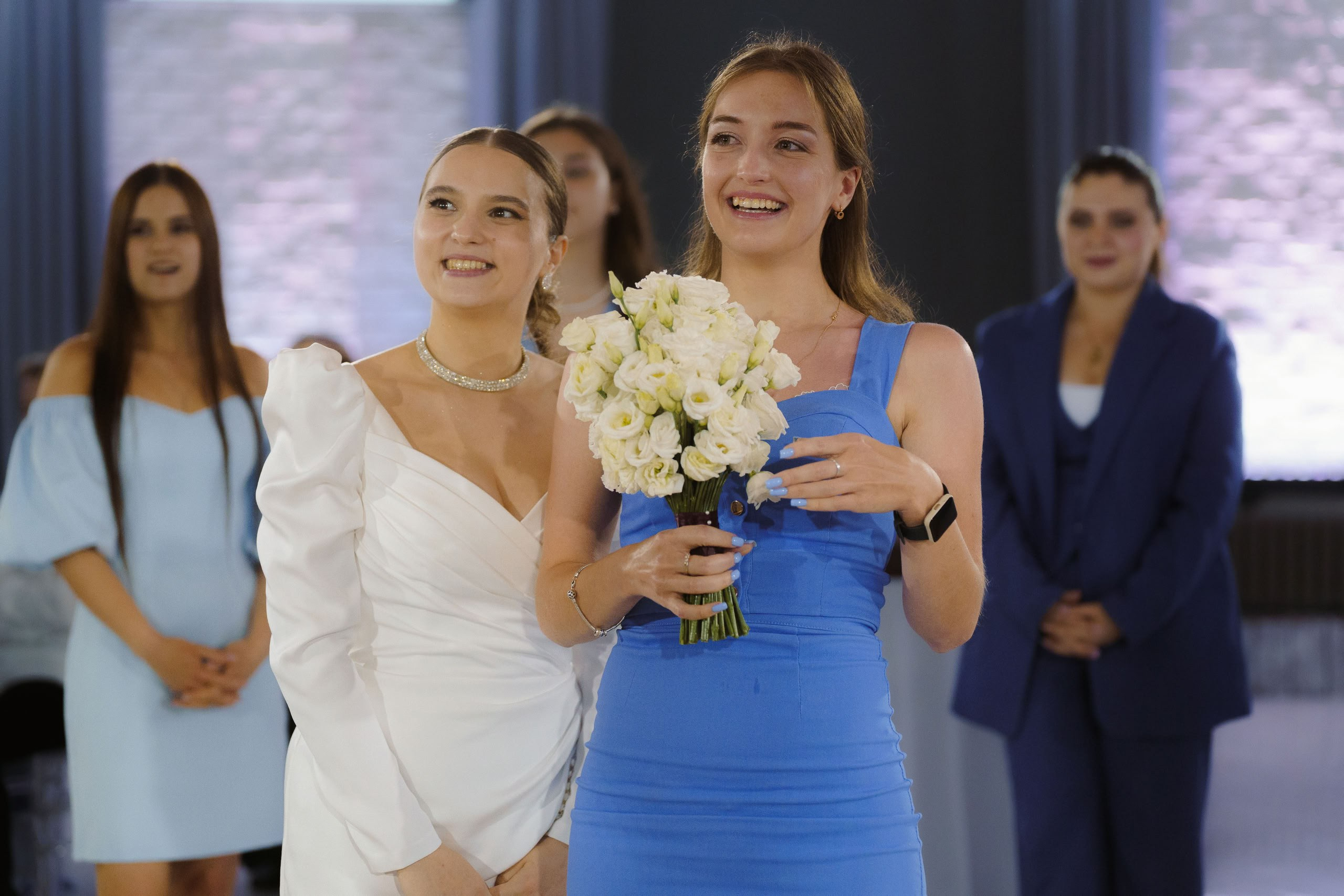 Подружка невесты ловит букет на свадьбе в Петергоф Лофт