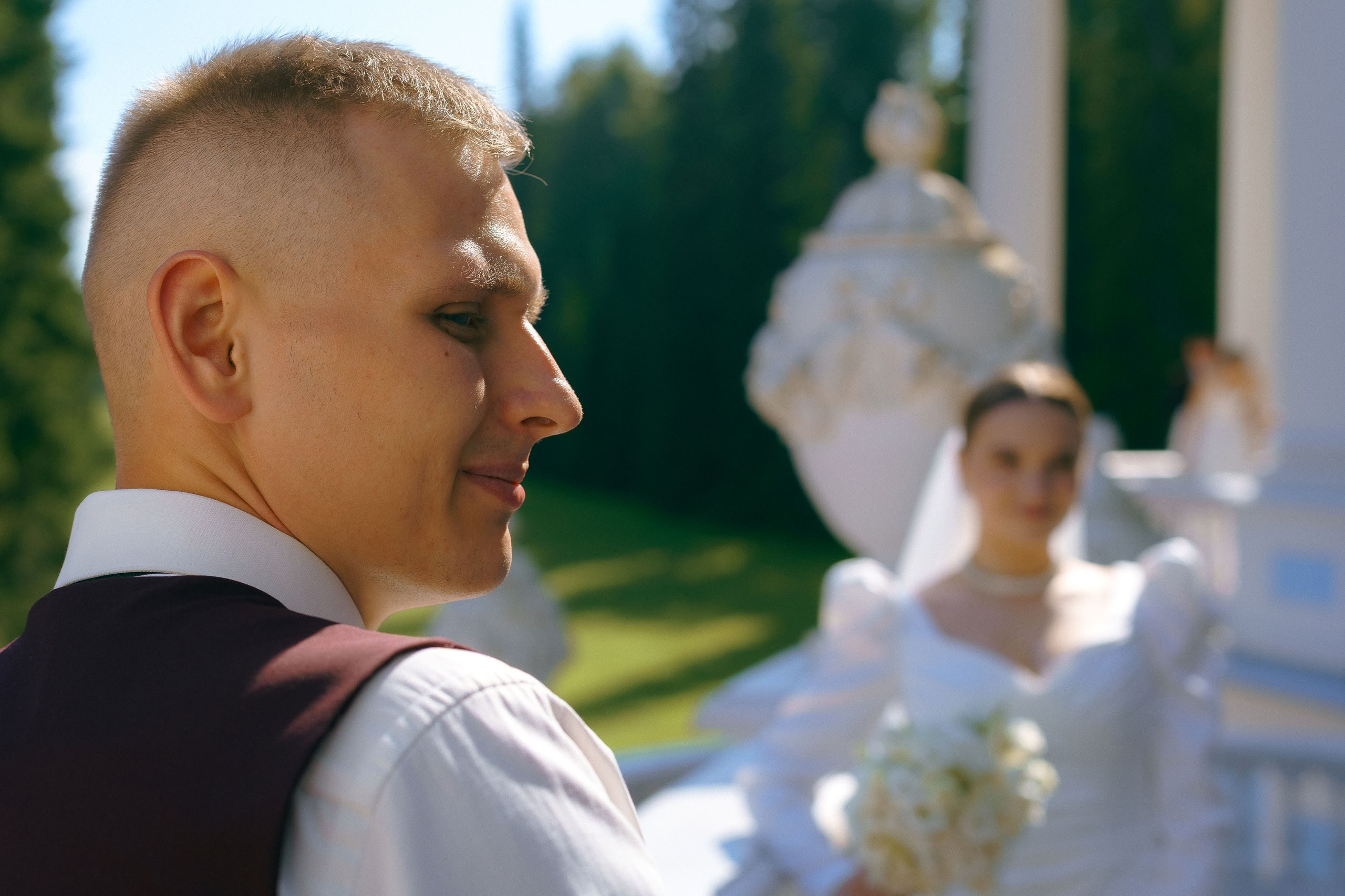 Портрет жениха на фоне невесты в колоннаде Ораниенбаума