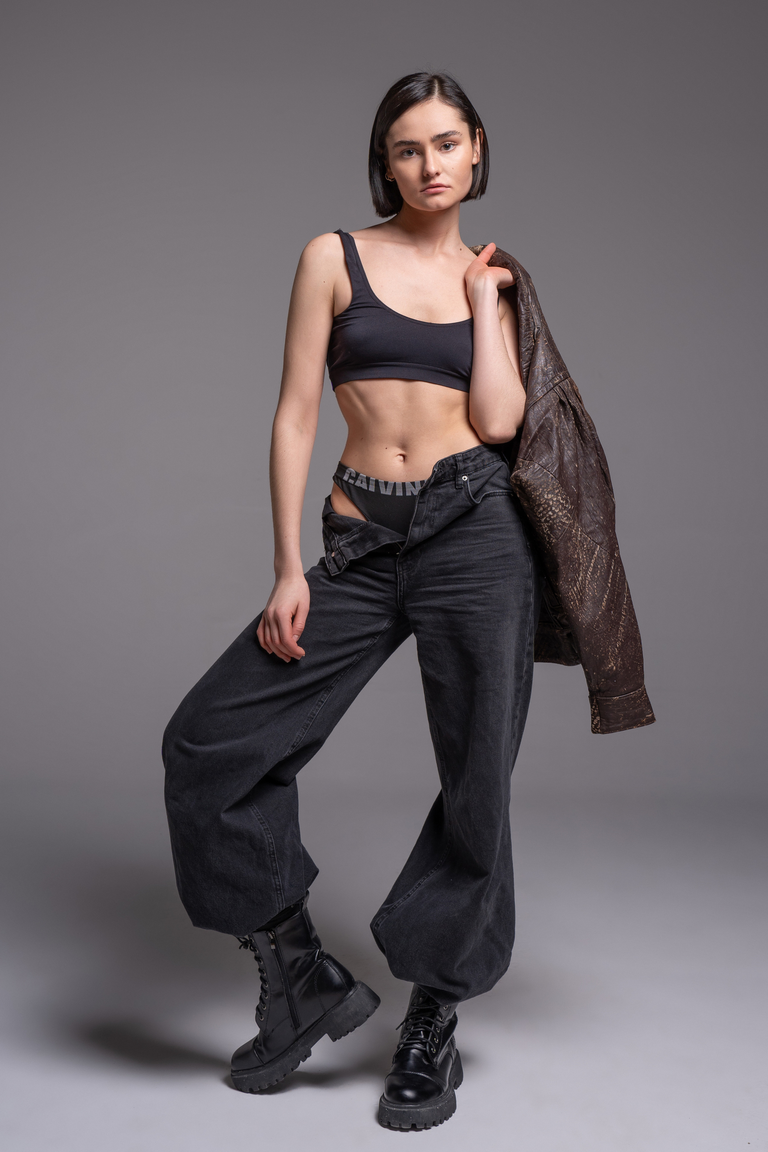 фотосессия девушки в джинсах для модельного портфолио