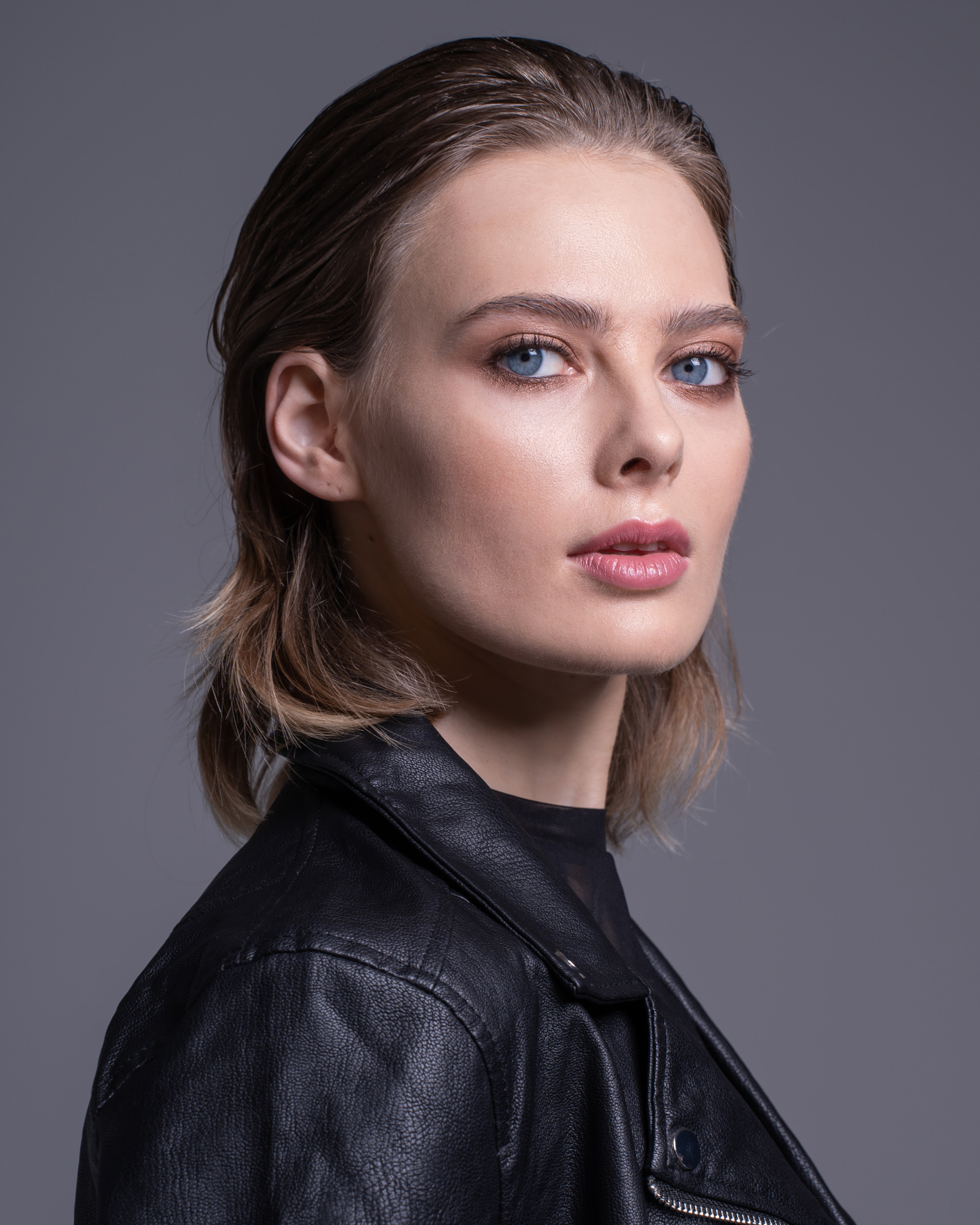 портрет девушки в студии