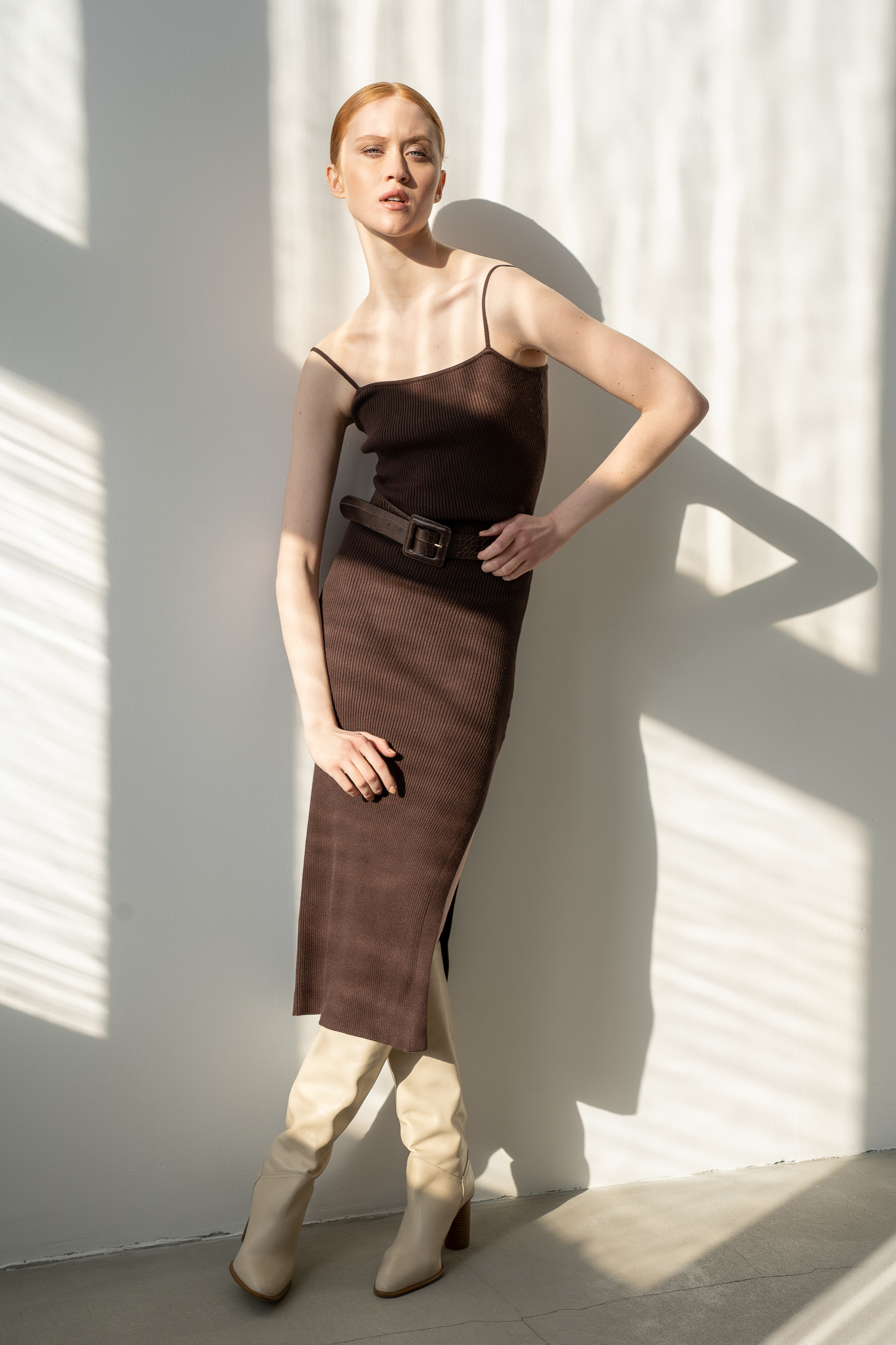 фотосессия девушки в студии с солнечным светом